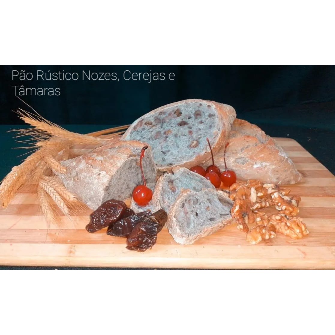 PÃO RUSTICO NOEL ( CEREJA, NOZES E TÂMARA )