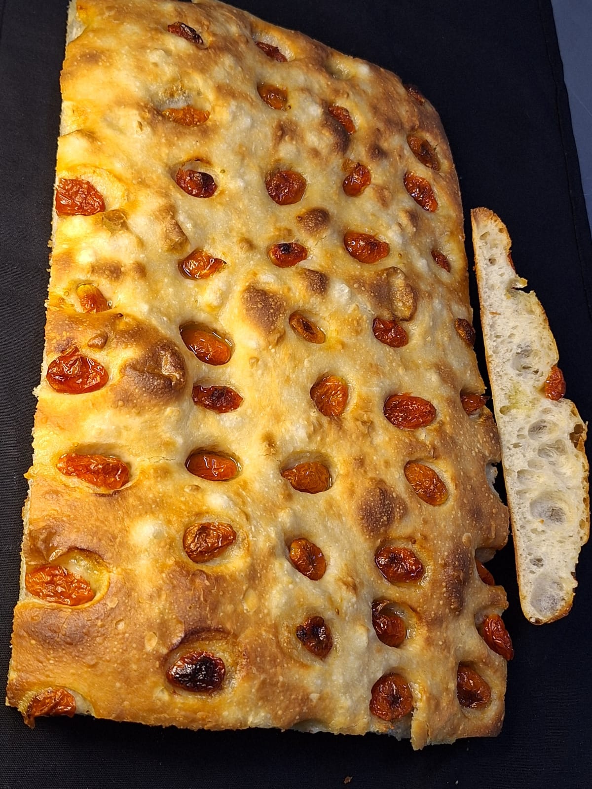 FOCACCIA SAL GROSSO E TOMATE CEREJA