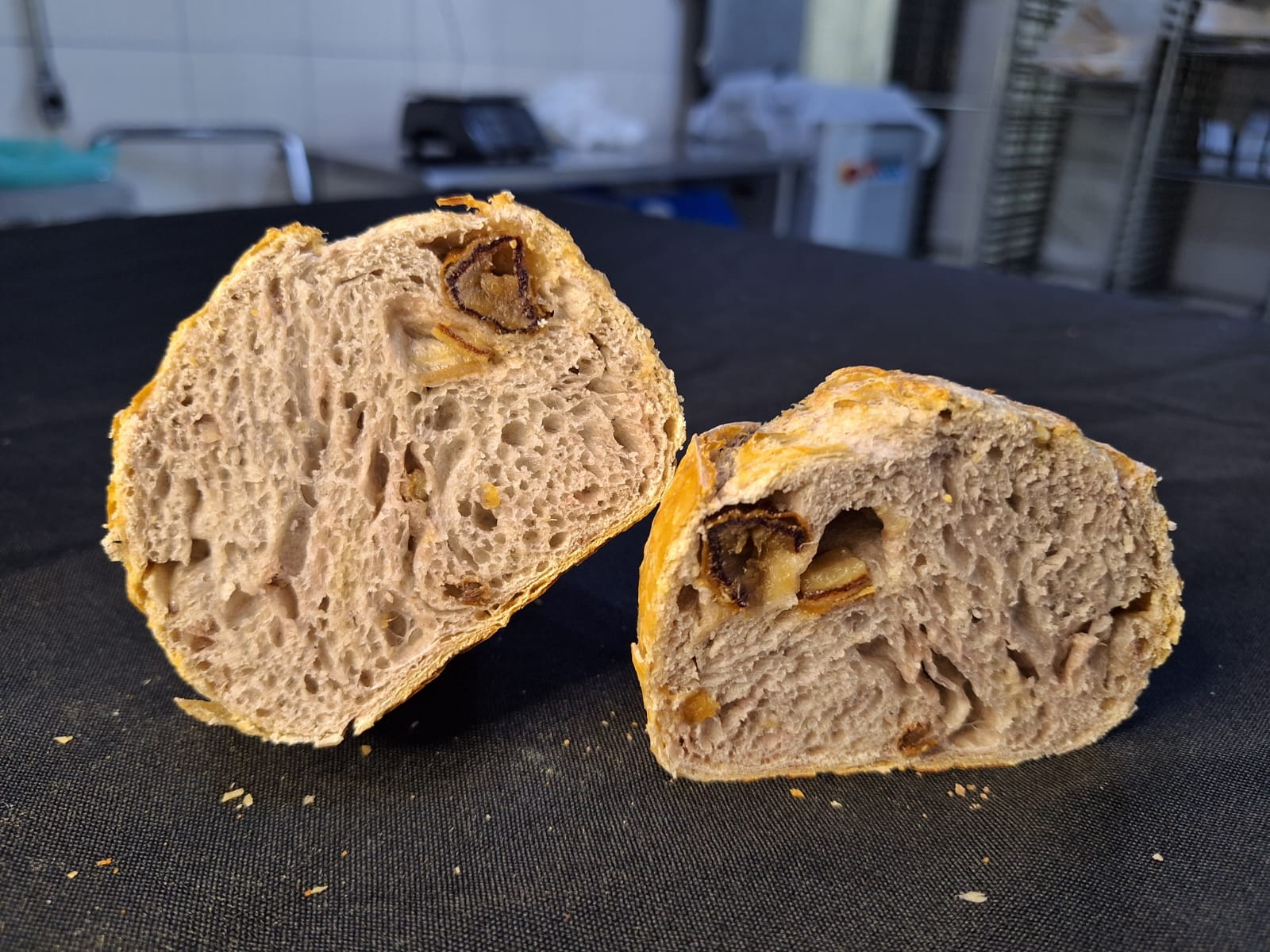 PÃO RUSTICO NOEL ( CEREJA, NOZES E TÂMARA )