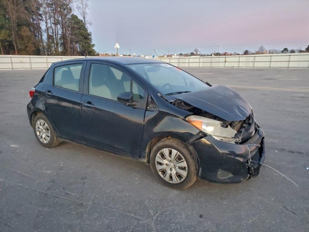 Toyota Yaris LE 2012