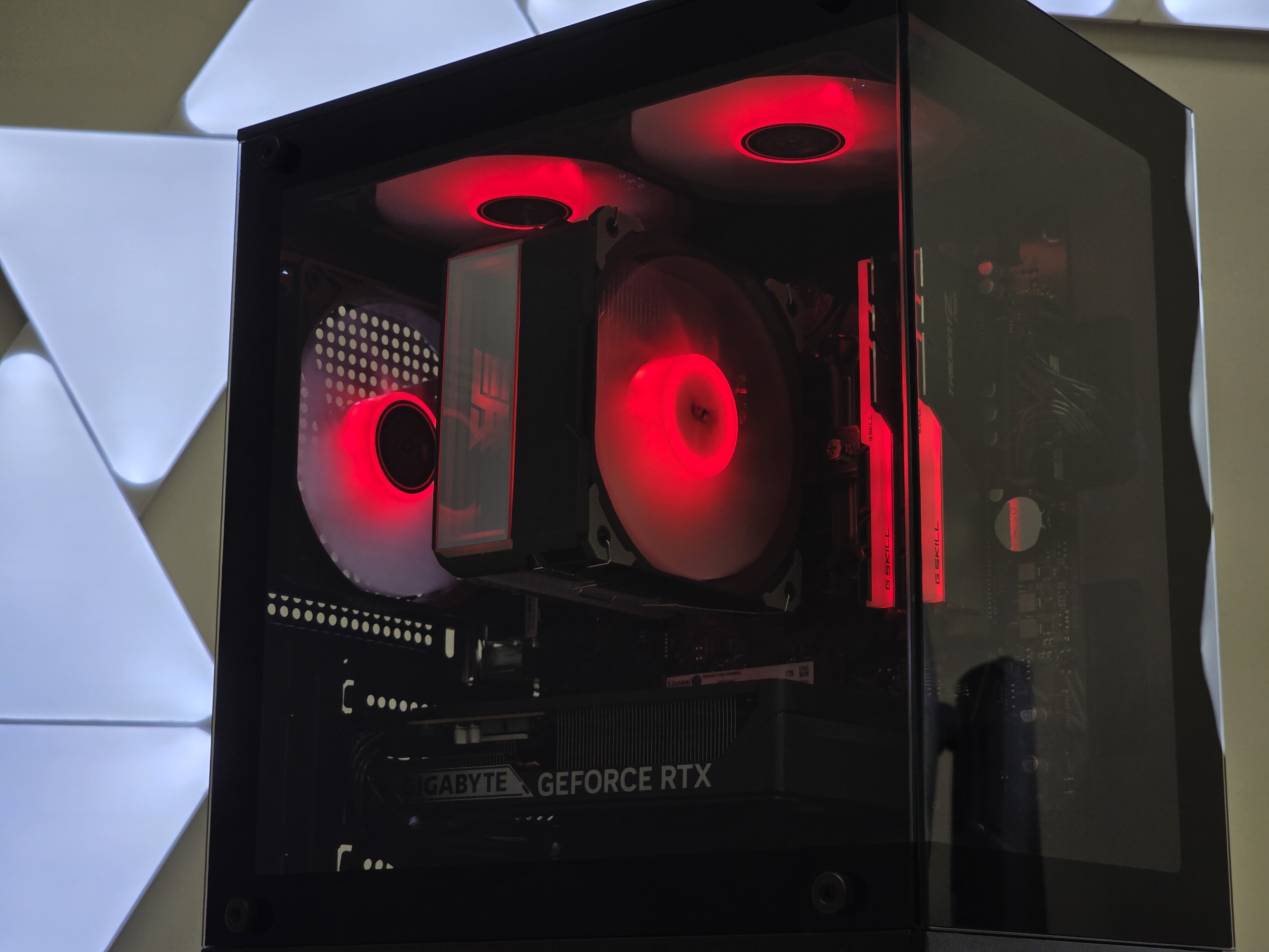 Ryzen 5 5600X su RTX 5060 Kompiuteris