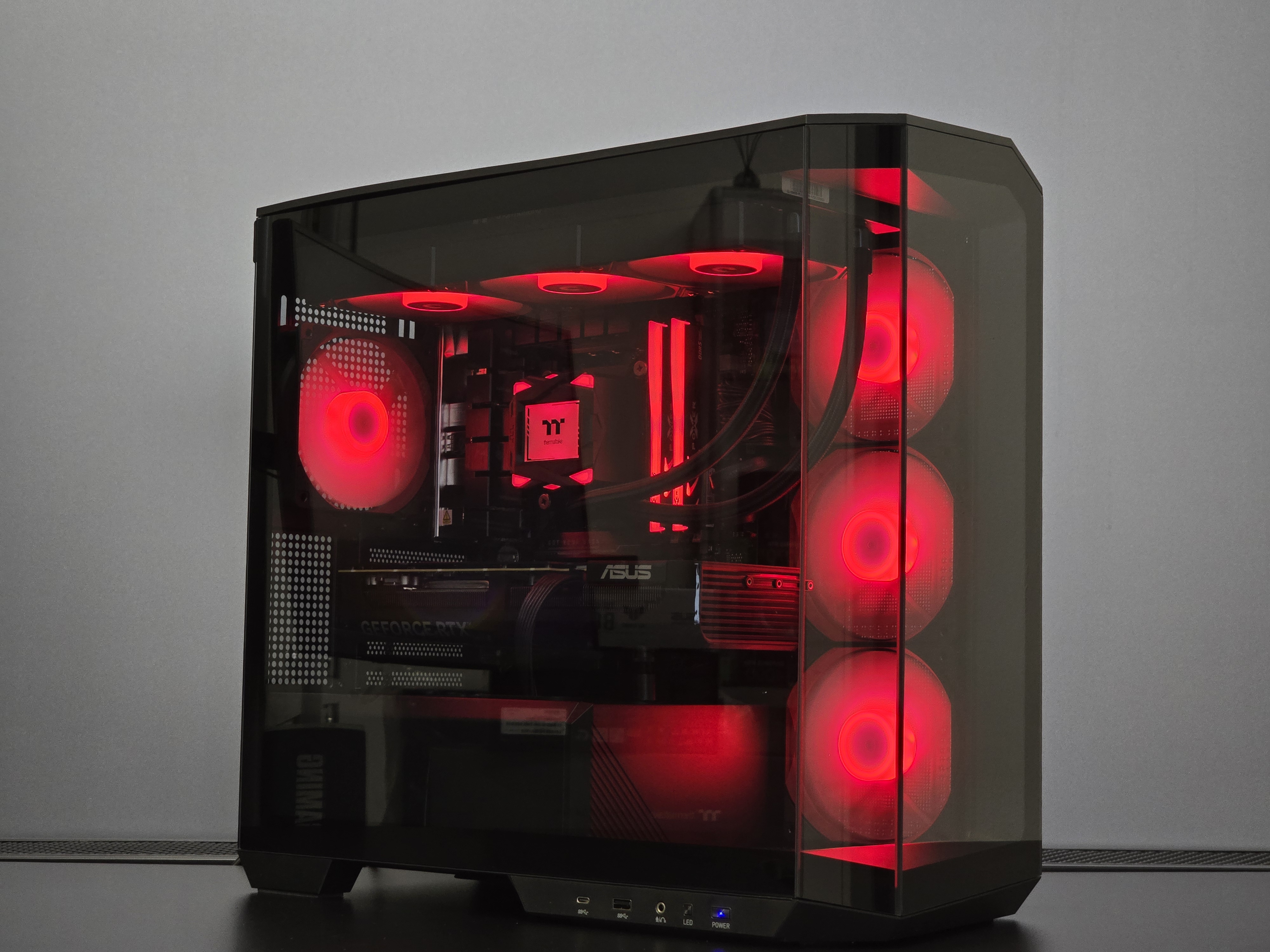 Ryzen 7 9800X3D su RTX 5080 Kompiuteris