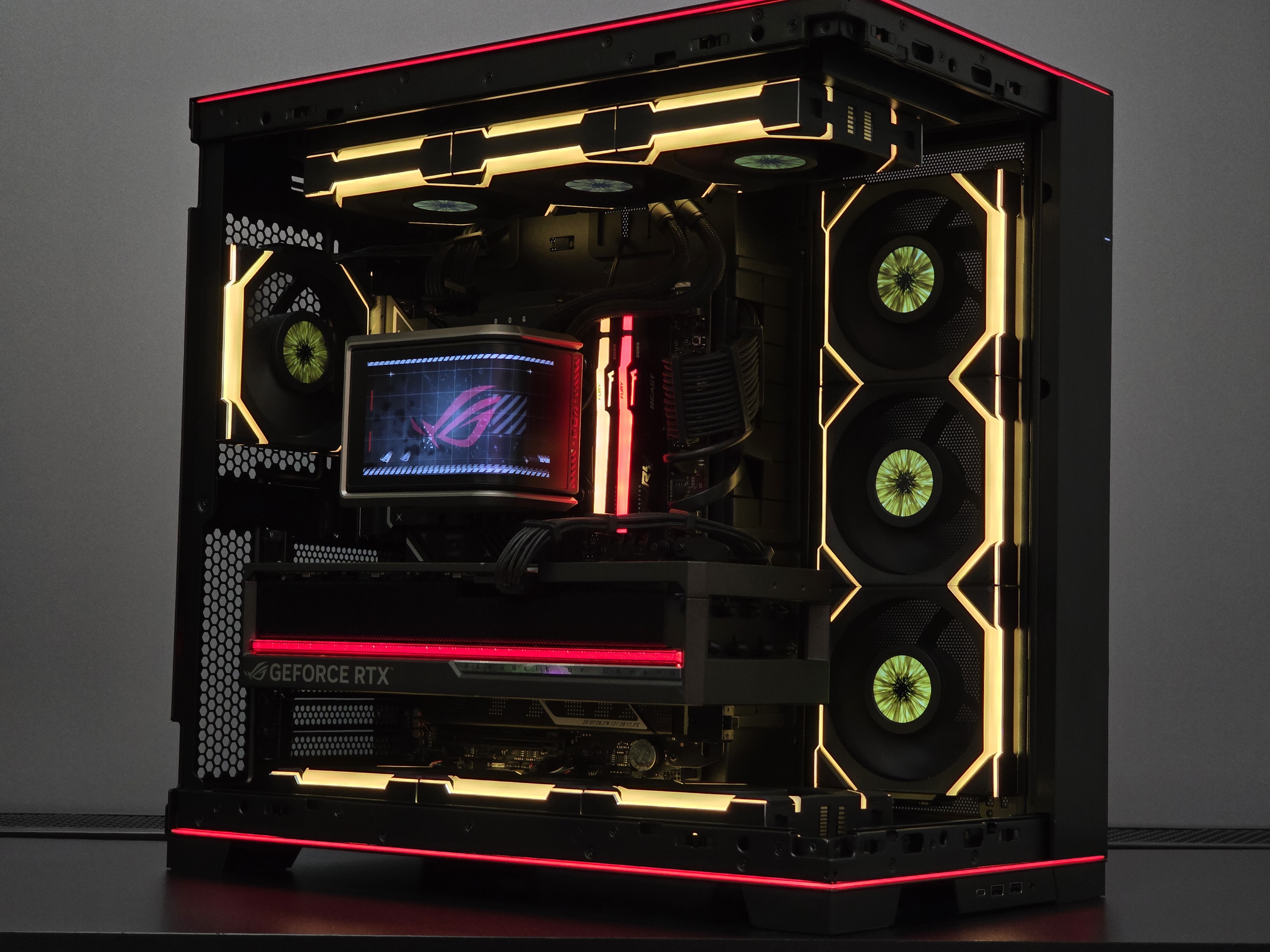 RTX 5090 su Ryzen 9 9950X3D Kompiuteris