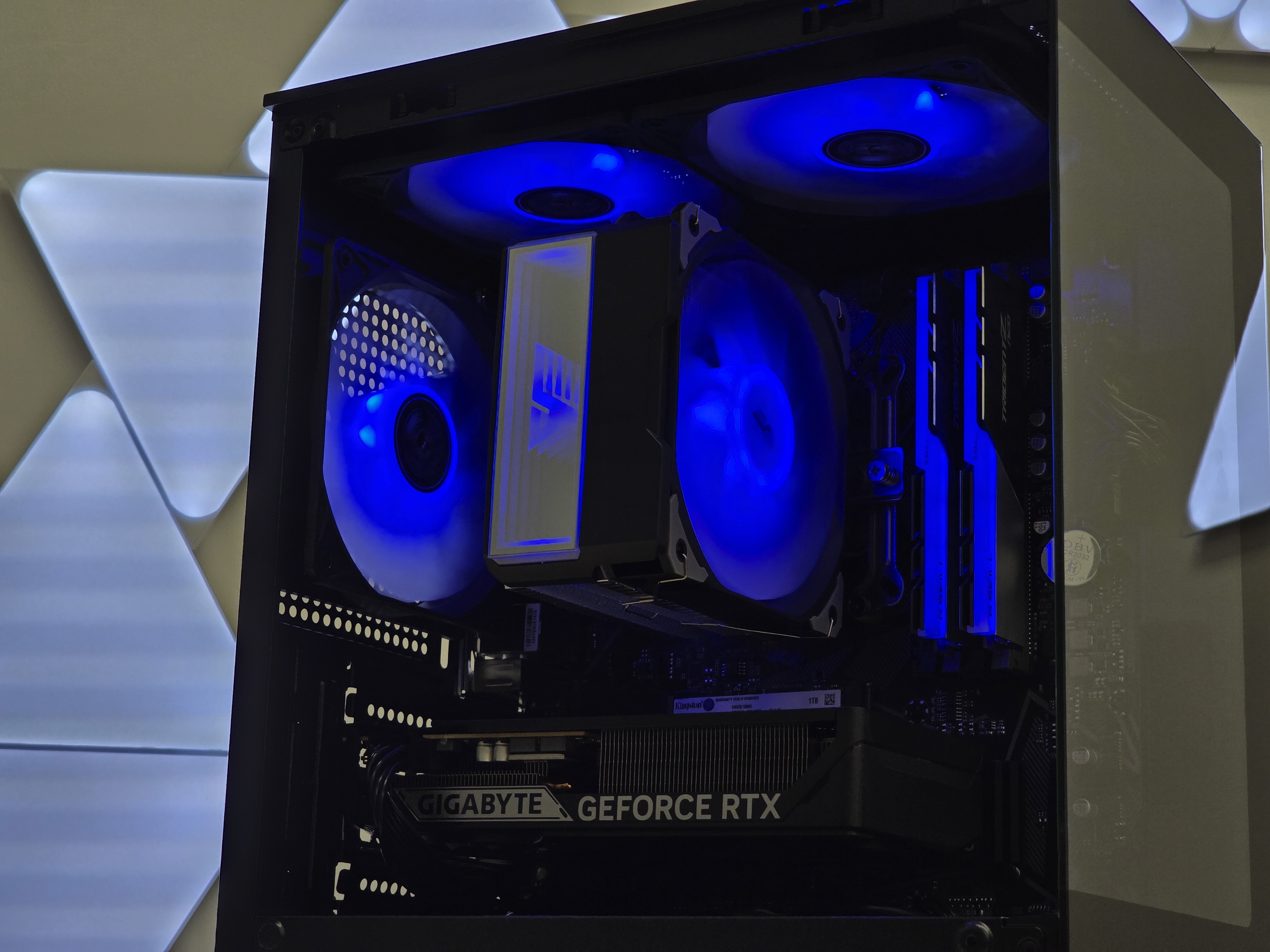 Ryzen 5 5600X su RTX 5060 Kompiuteris
