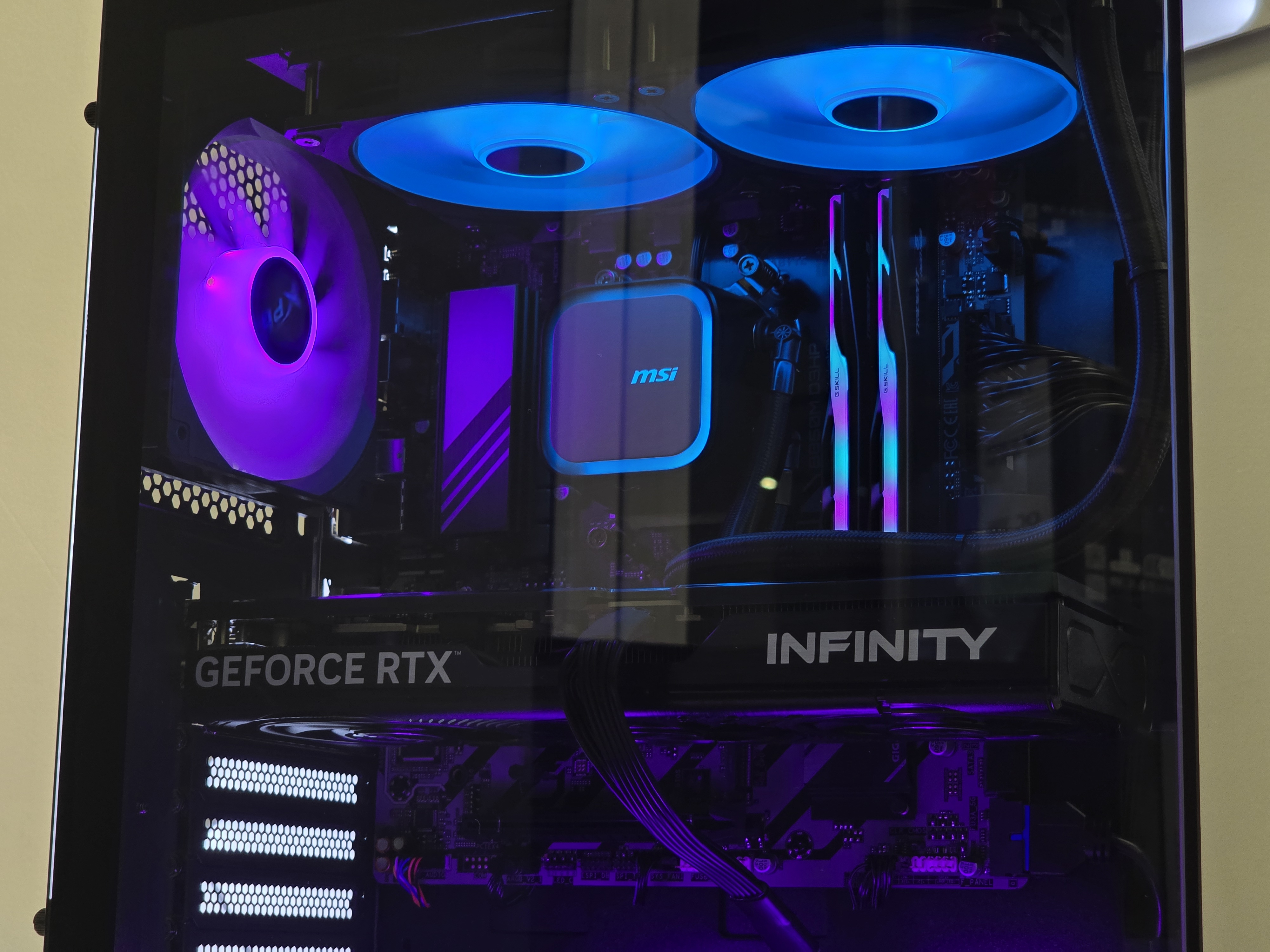 Ryzen 7 7800X3D kompiuteris su RTX 5070 TI