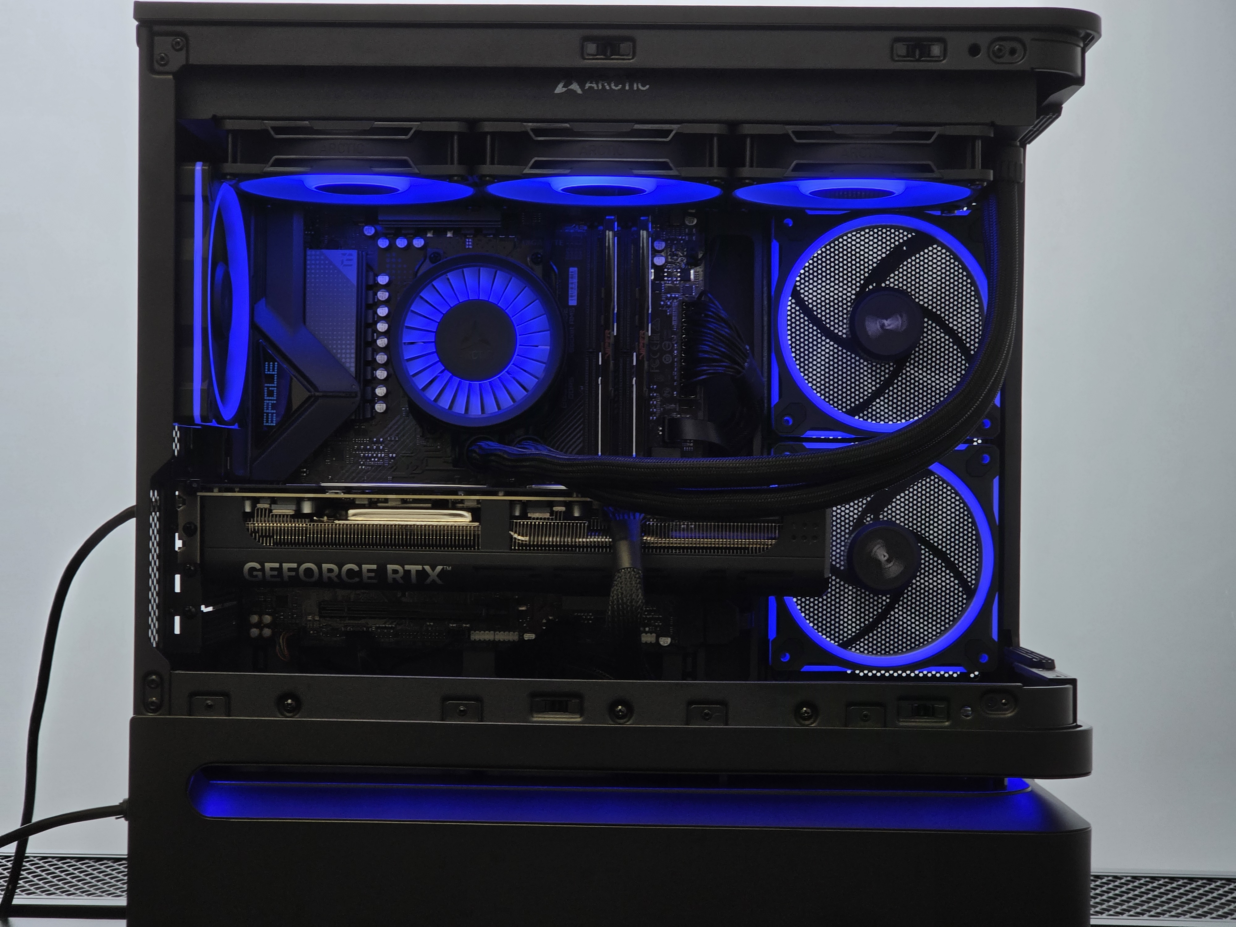 Ryzen 7 9800X3D kompiuteris su RTX 5080, 2TB, 32GB RAM