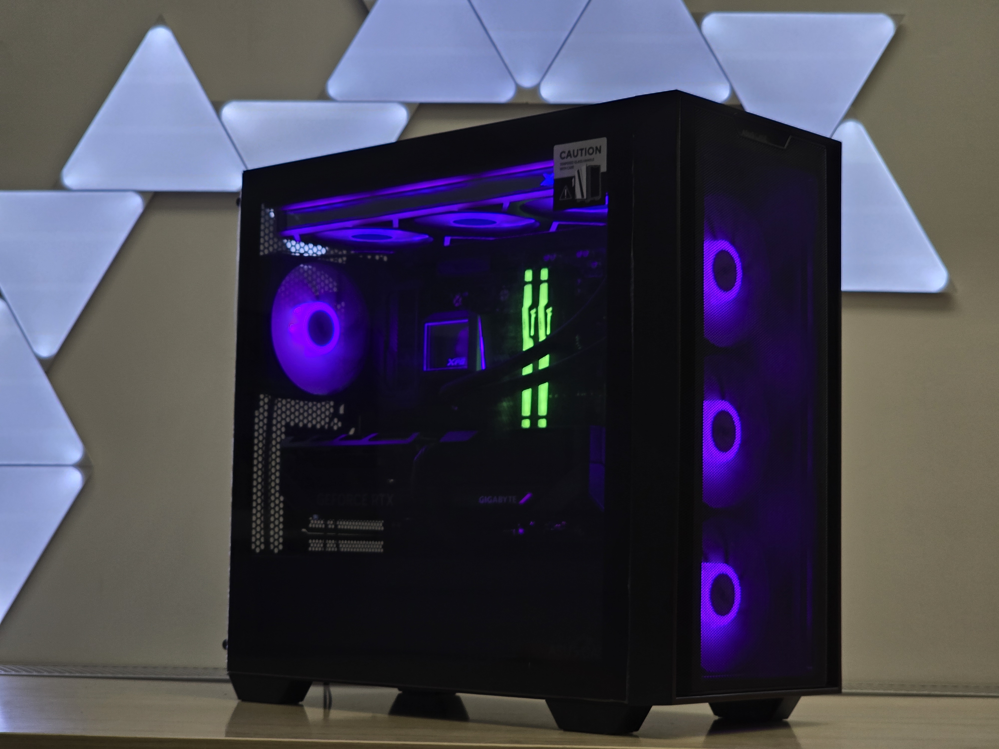 RTX 5080 su Ryzen 7 9800X3D Kompiuteris