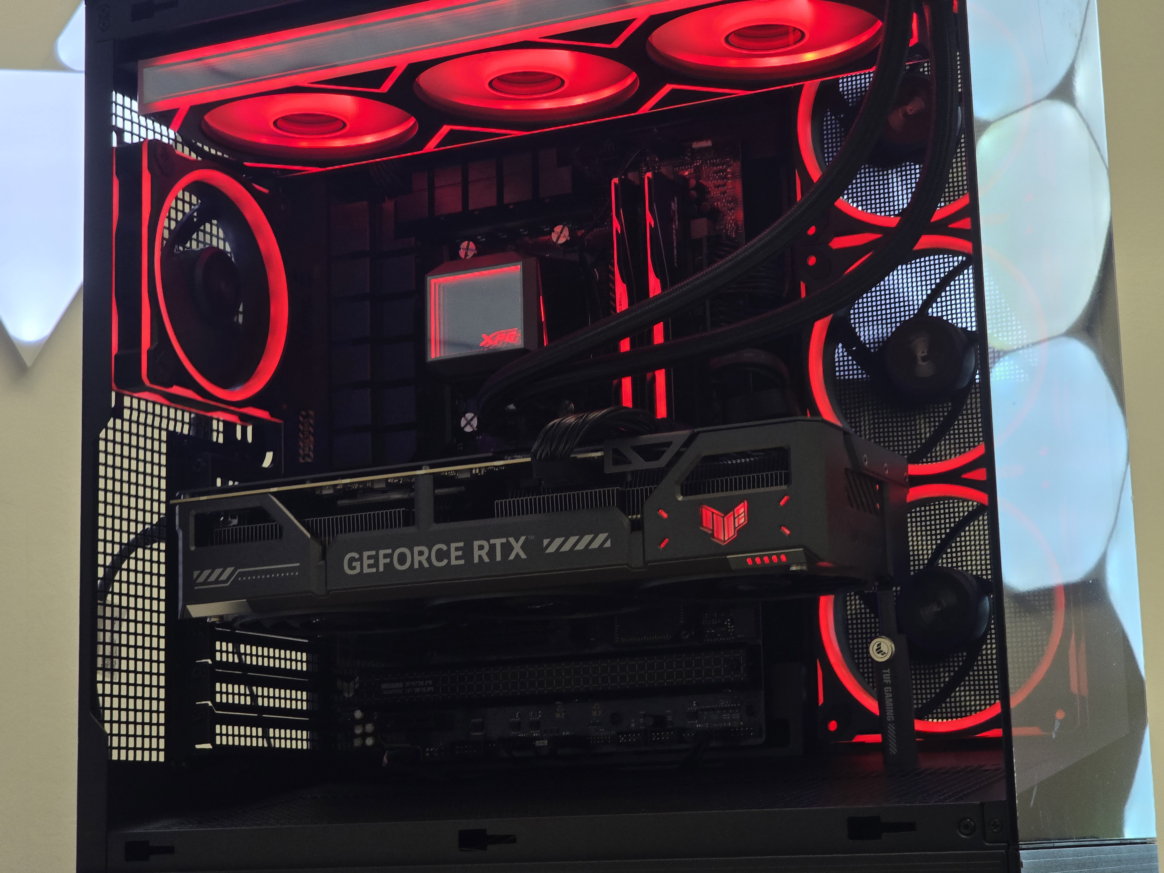 ASUS TUF RTX 5070 Ti su Ryzen 7 9800X3D