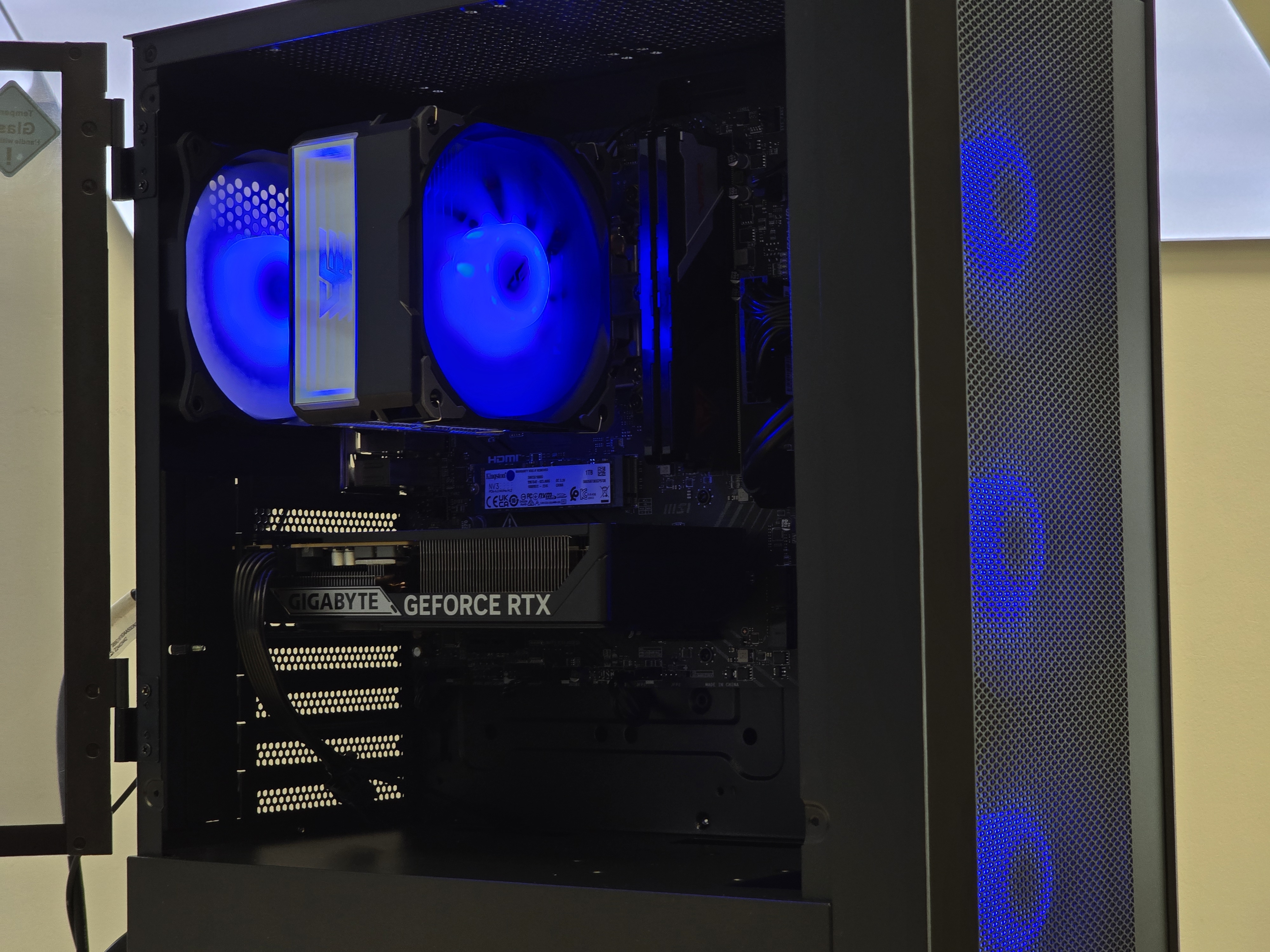 RTX 5060 su Ryzen 5 8400F Kompiuteris