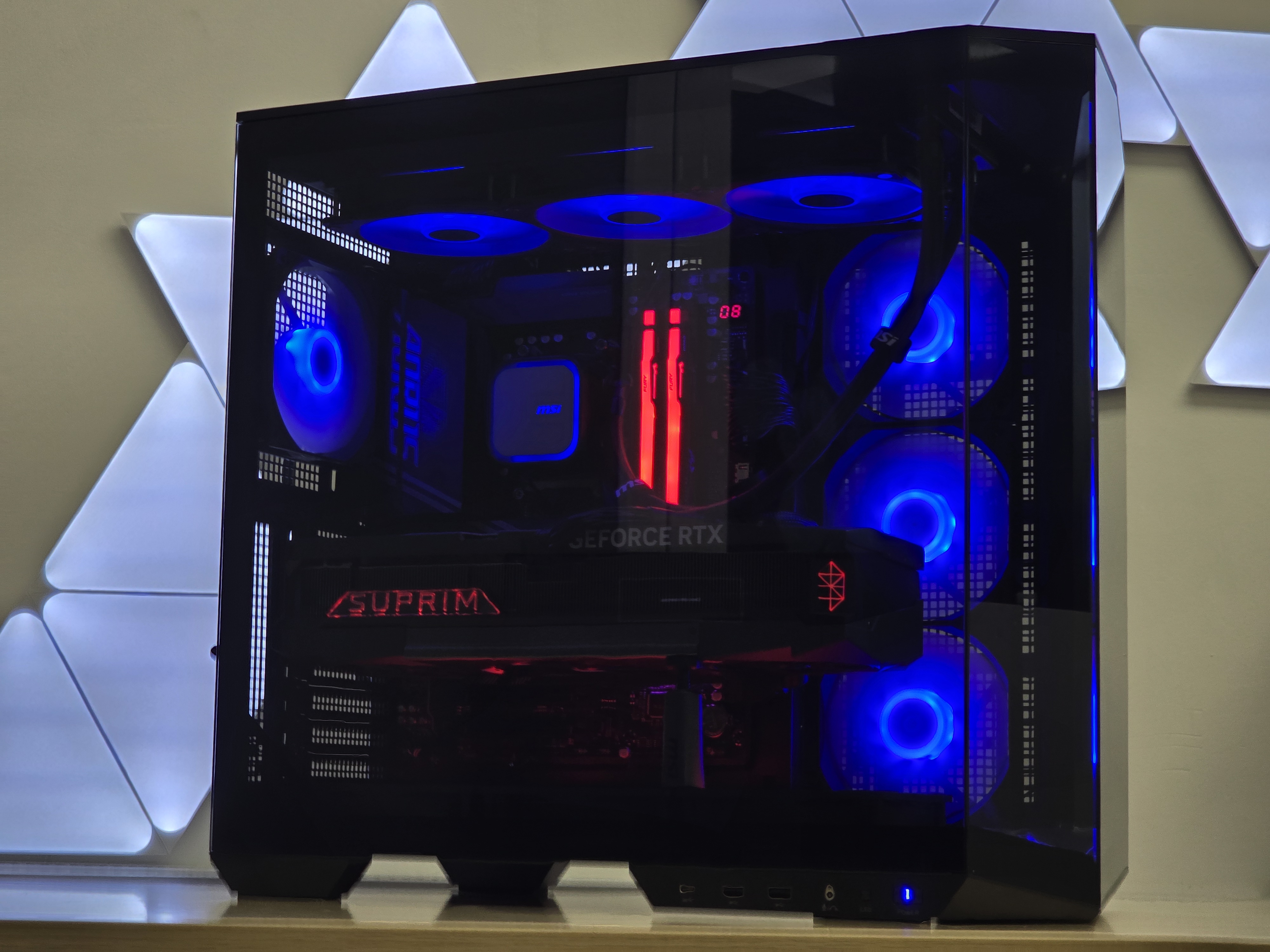 Ryzen 7 9800X3D su RTX 5090 Kompiuteris