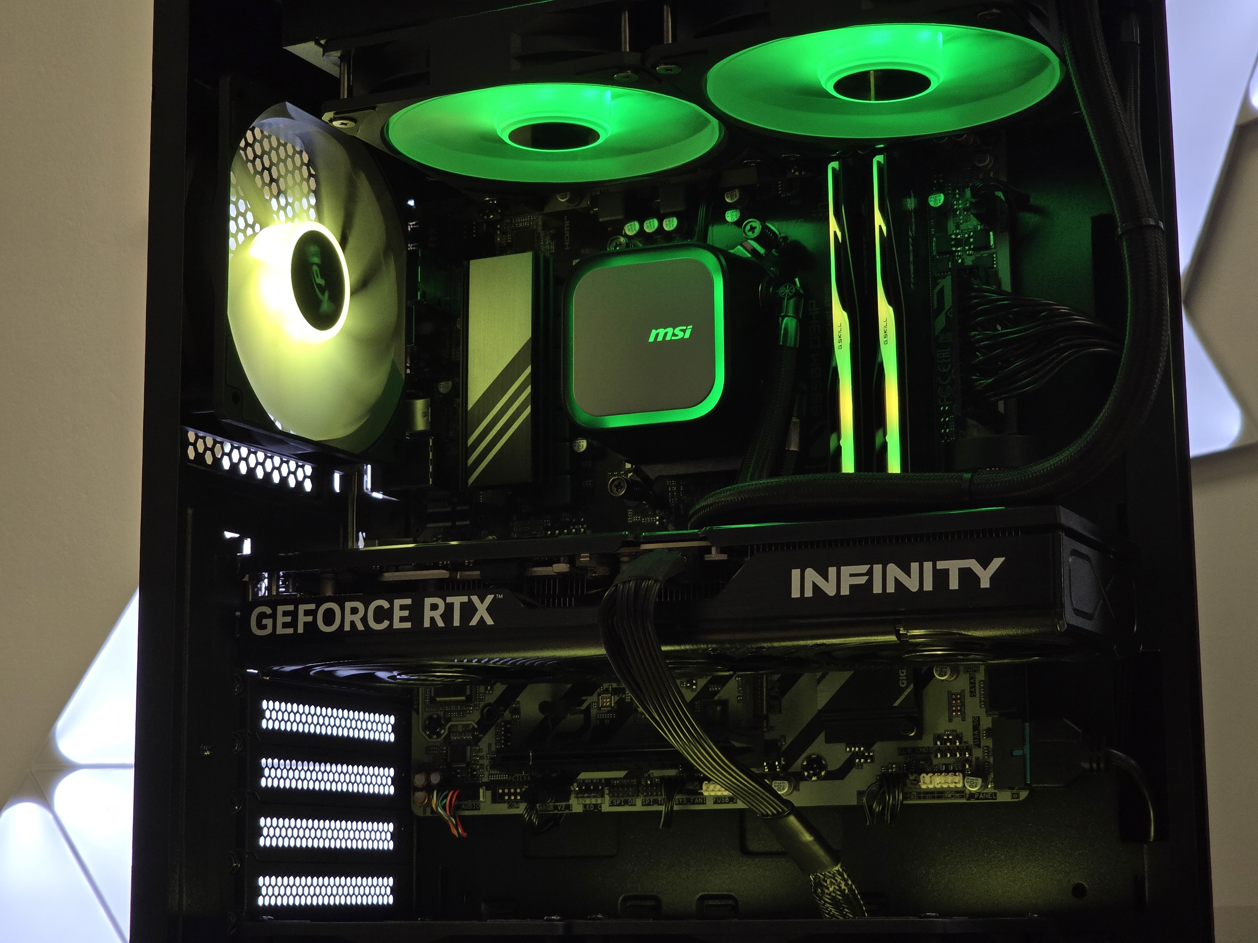 Ryzen 7 7800X3D kompiuteris su RTX 5070 TI