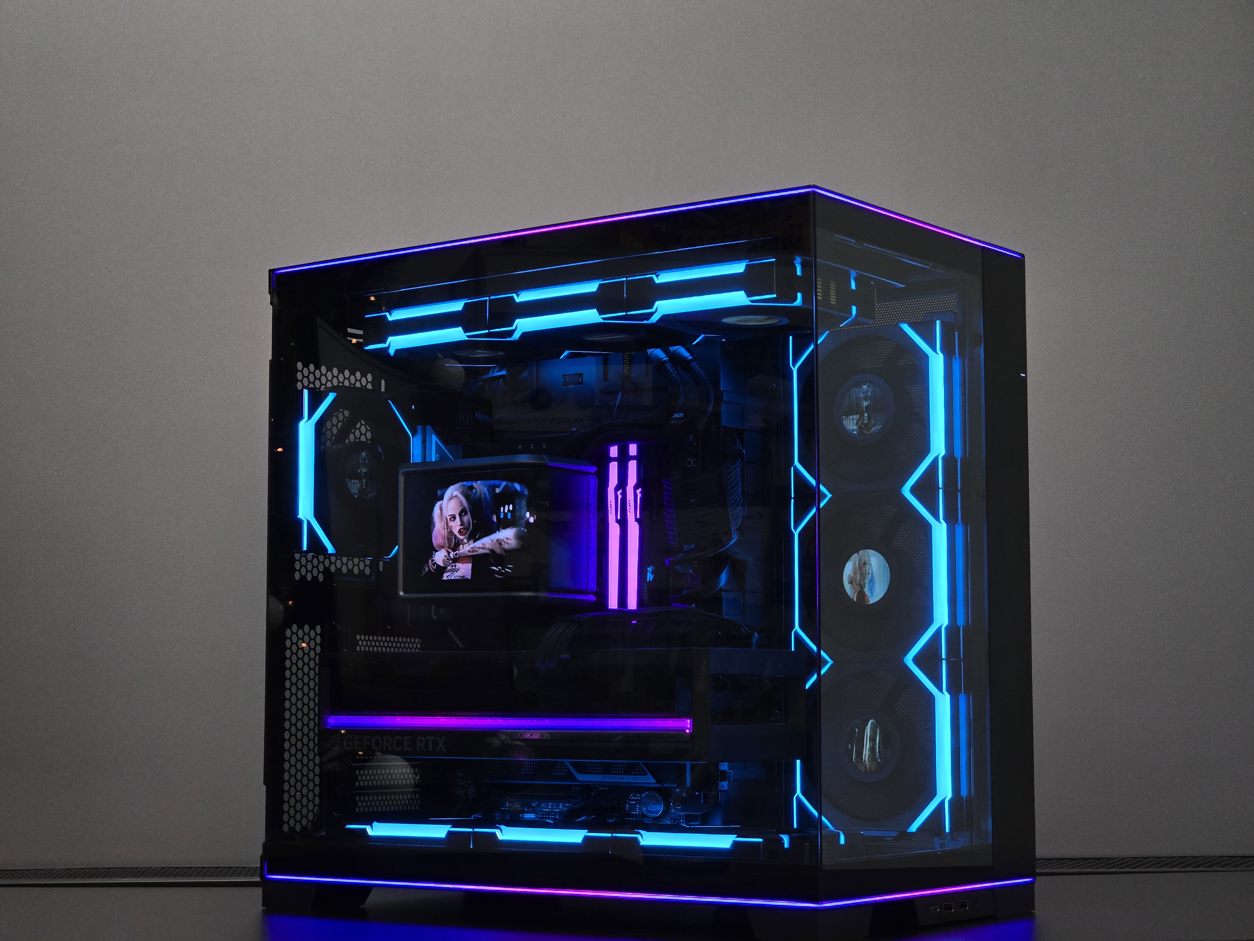 RTX 5090 su Ryzen 9 9950X3D Kompiuteris