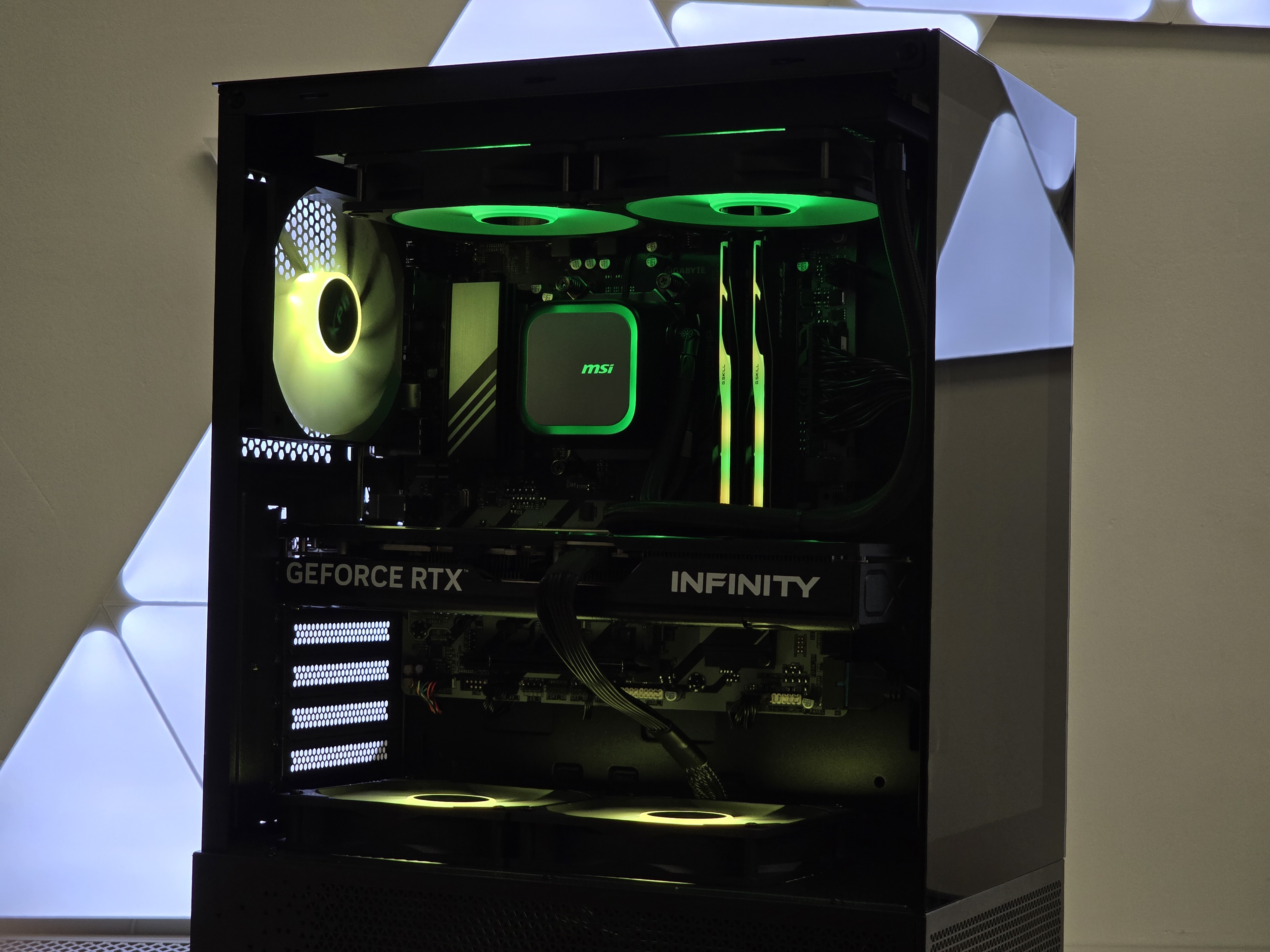 Ryzen 7 7800X3D kompiuteris su RTX 5070 TI