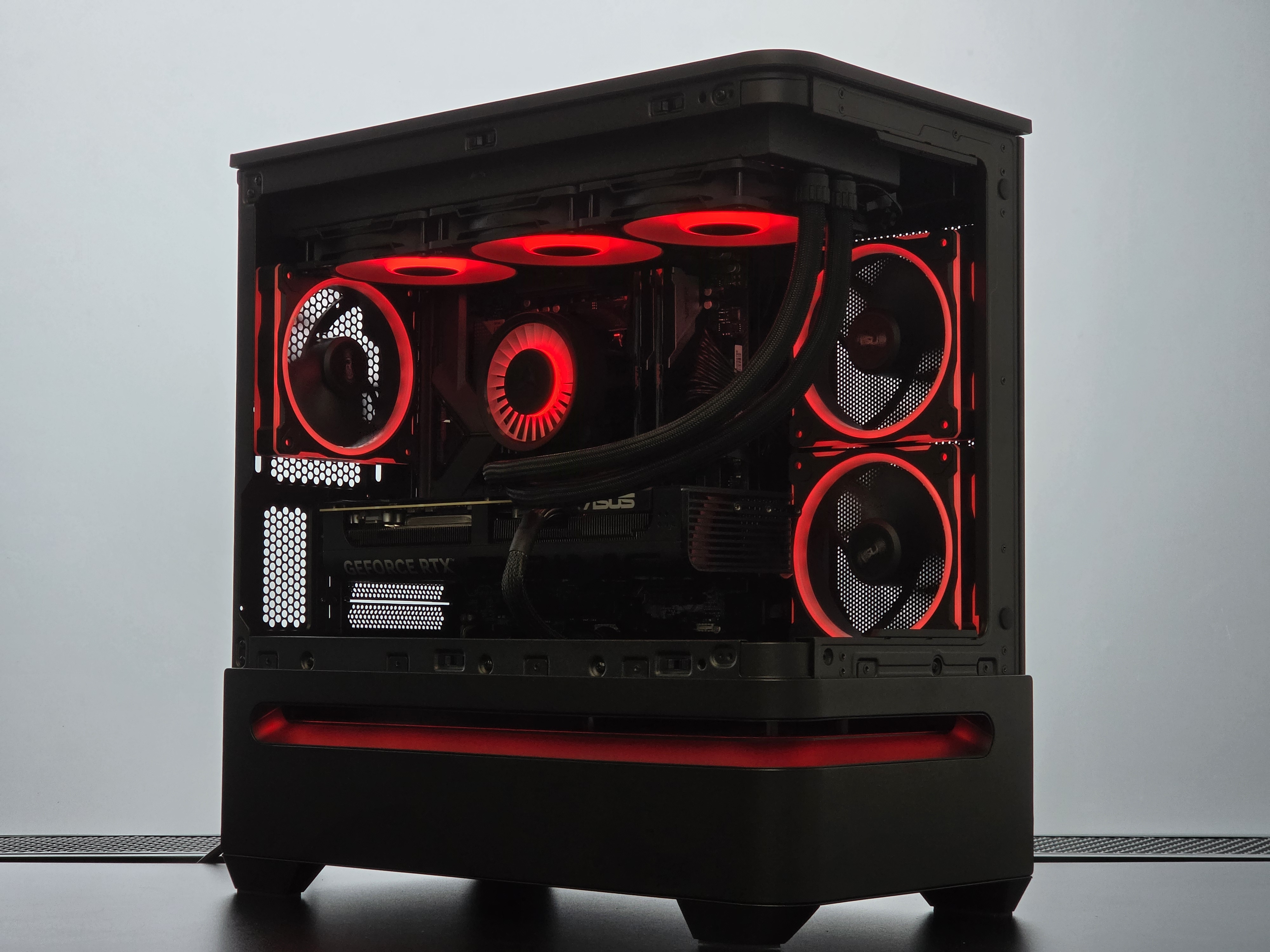 Ryzen 7 9800X3D kompiuteris su RTX 5080, 2TB, 32GB RAM