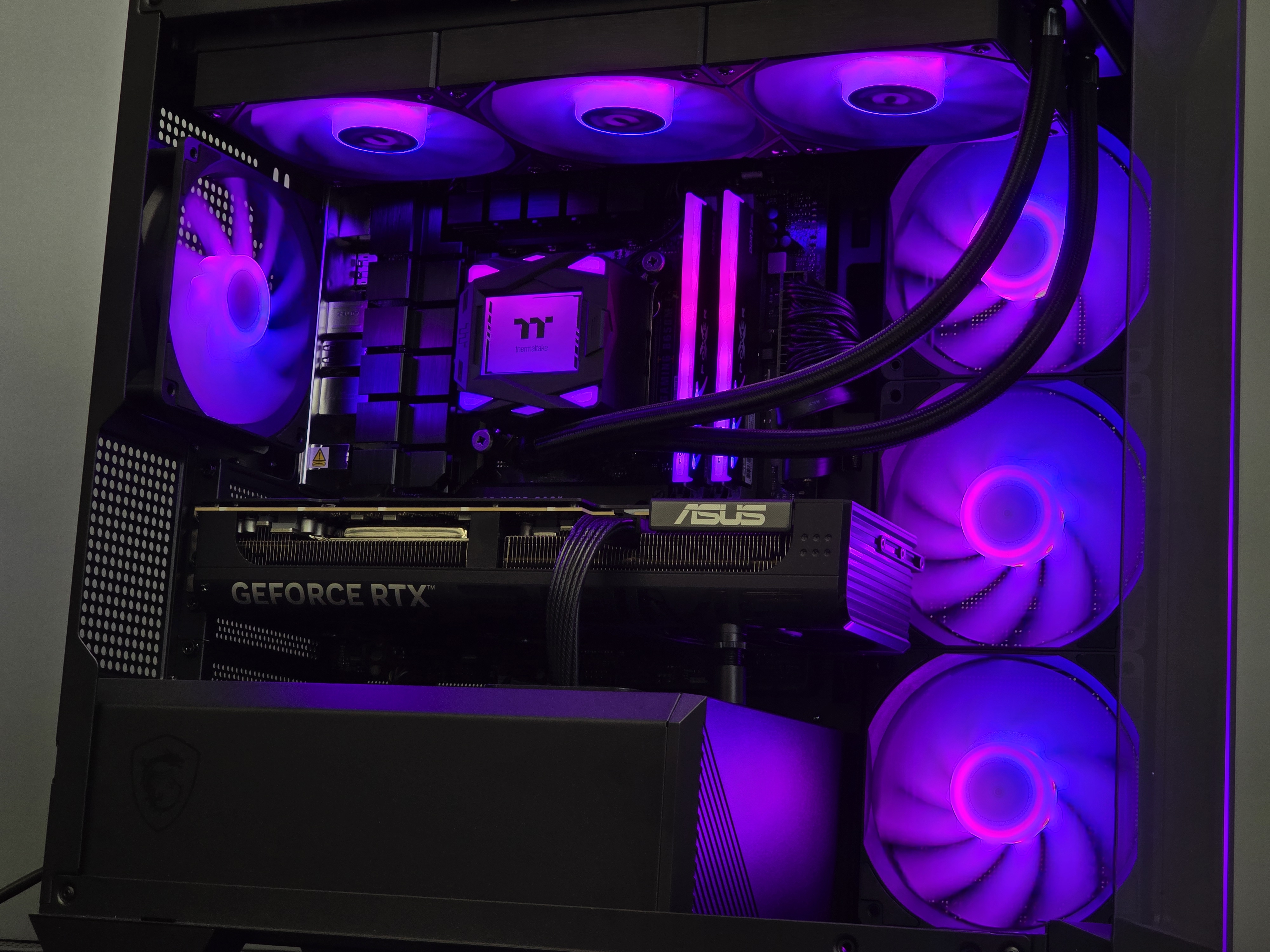 Ryzen 7 9800X3D su RTX 5080 Kompiuteris