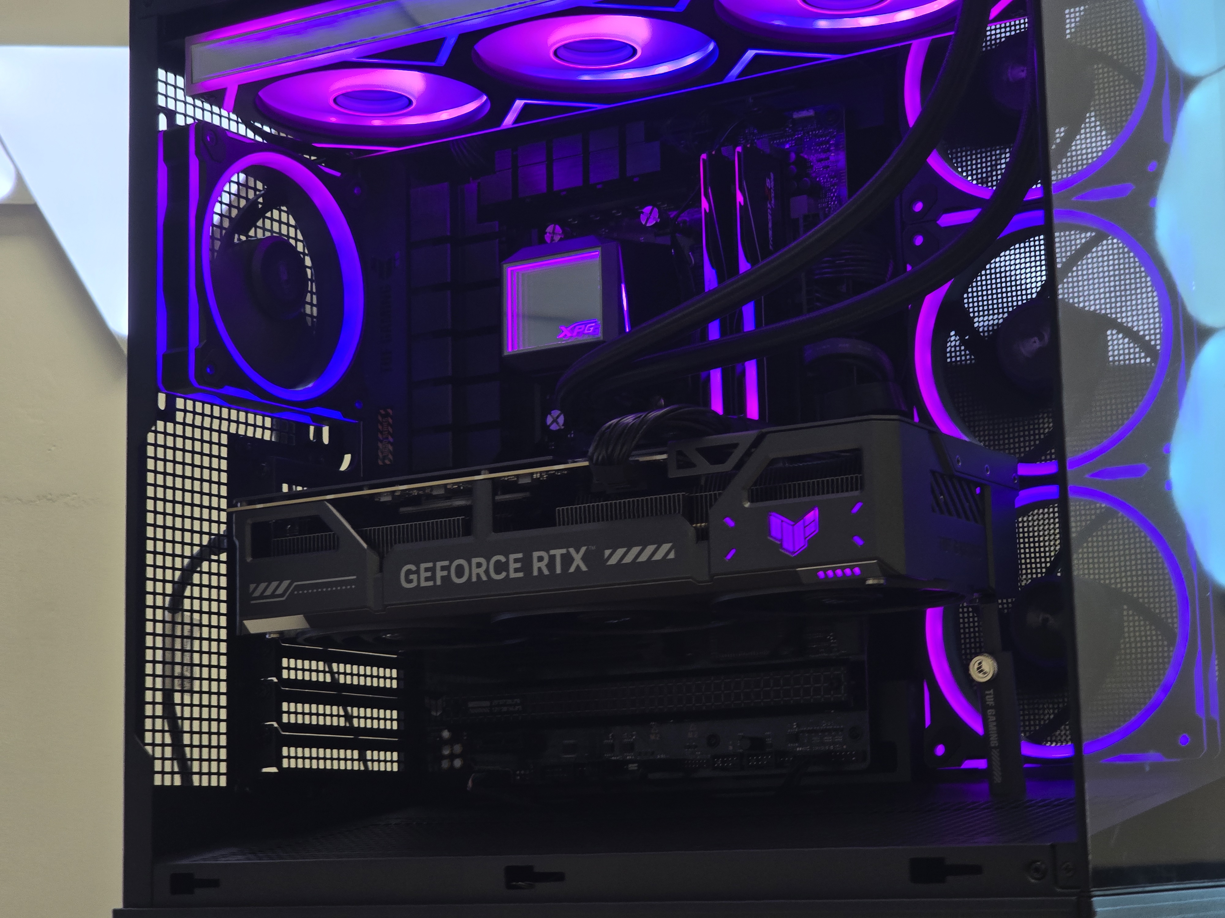 ASUS TUF RTX 5070 Ti su Ryzen 7 9800X3D