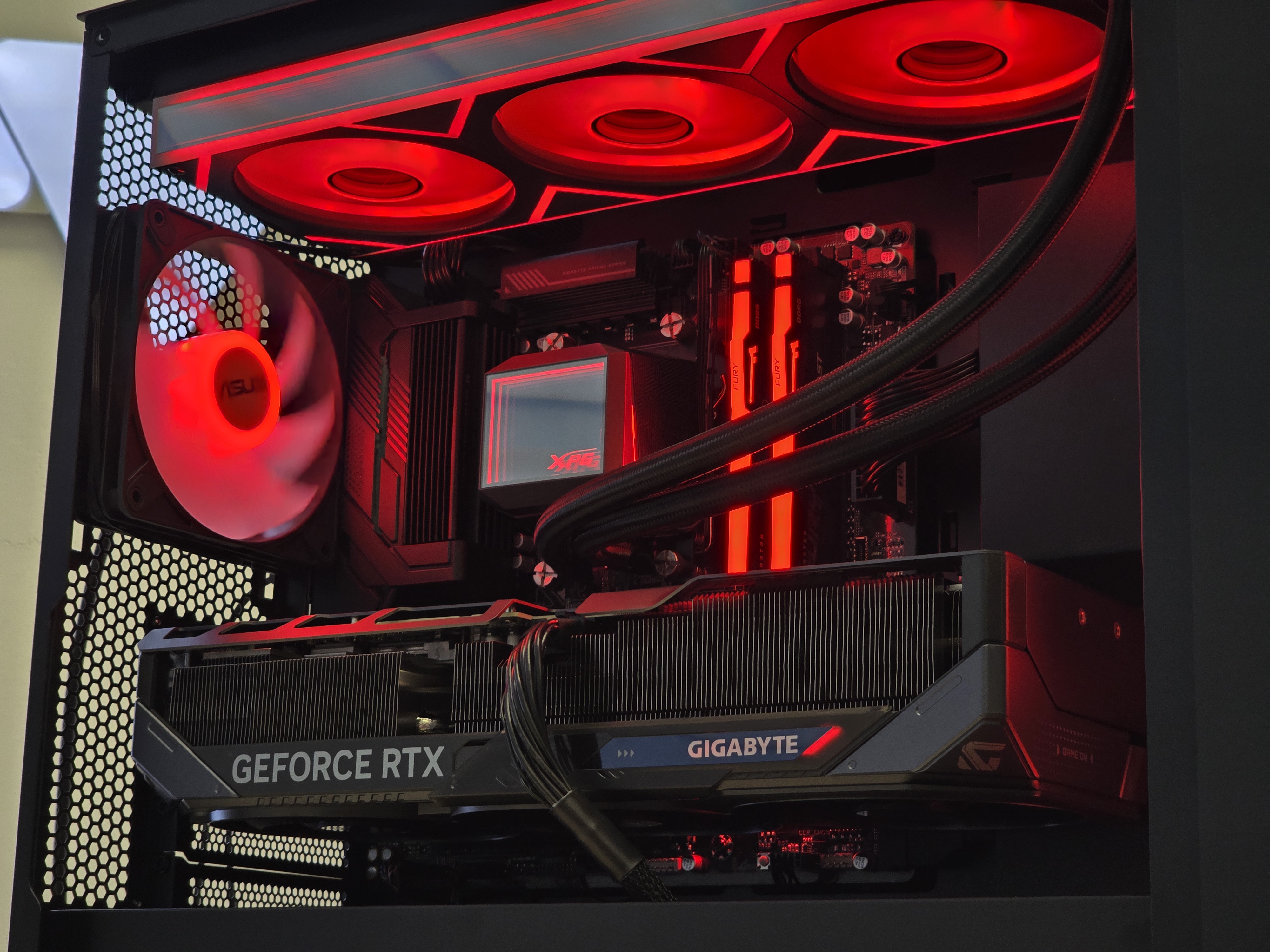 RTX 5080 su Ryzen 7 9800X3D Kompiuteris