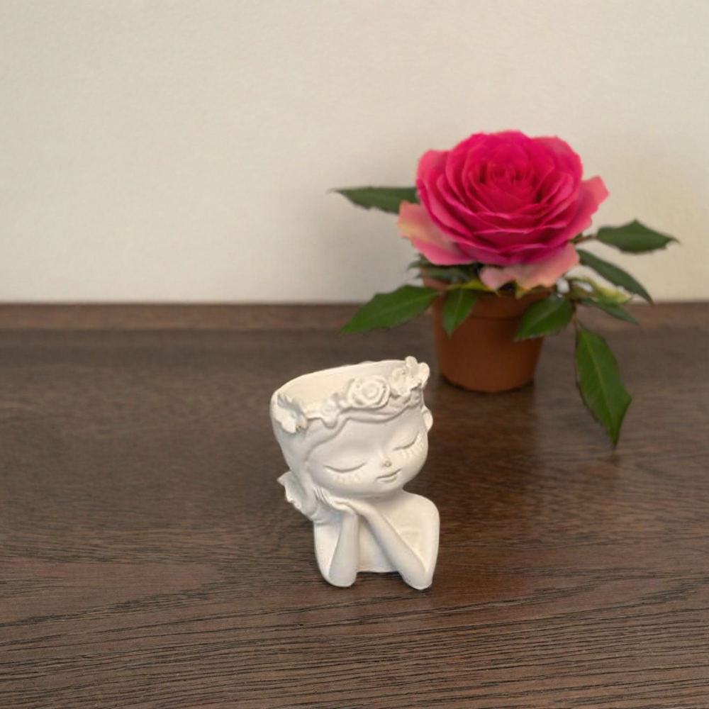 Small zice plaster figures