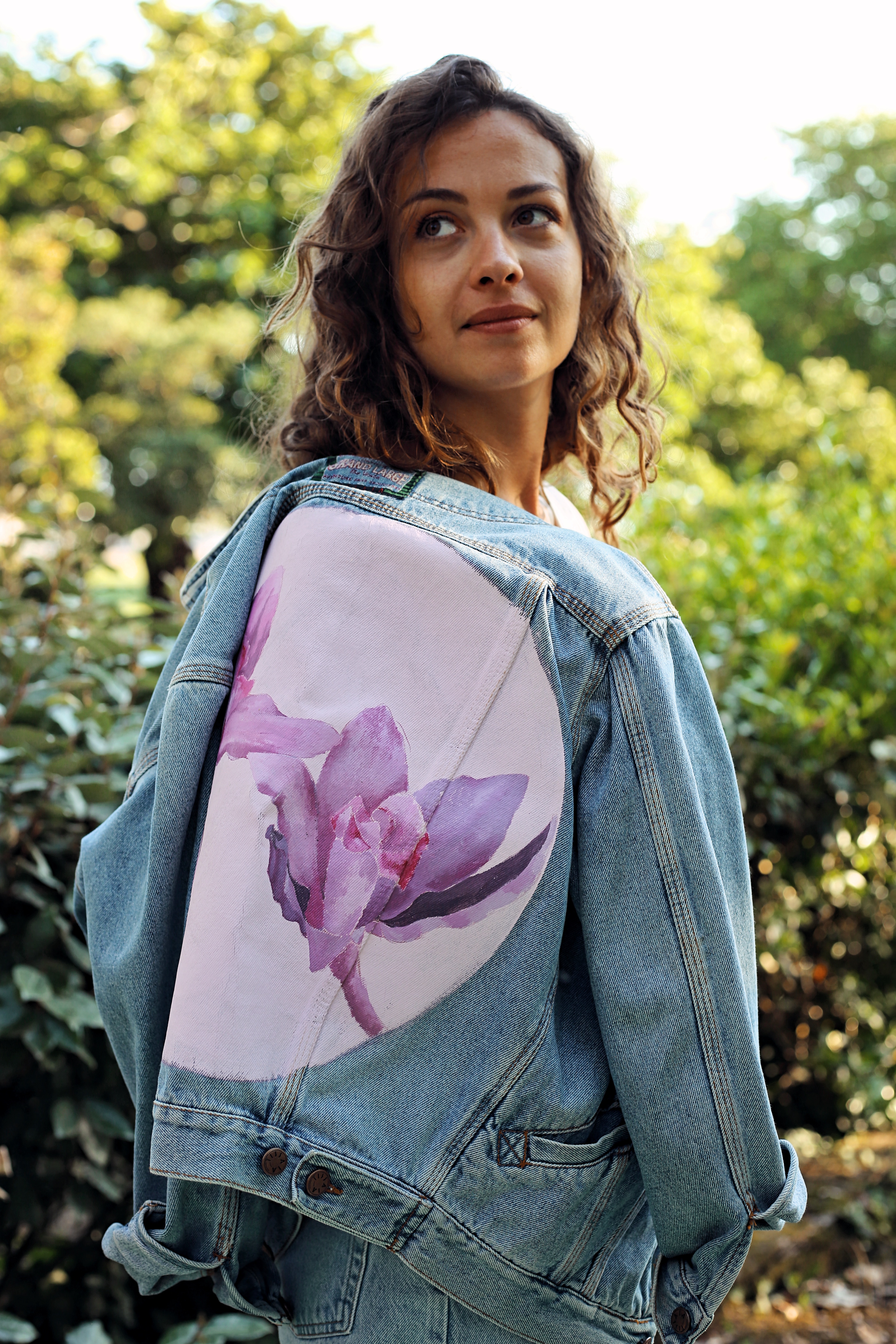 Veste en jean VINTAGE - Floral (Peint à la main)