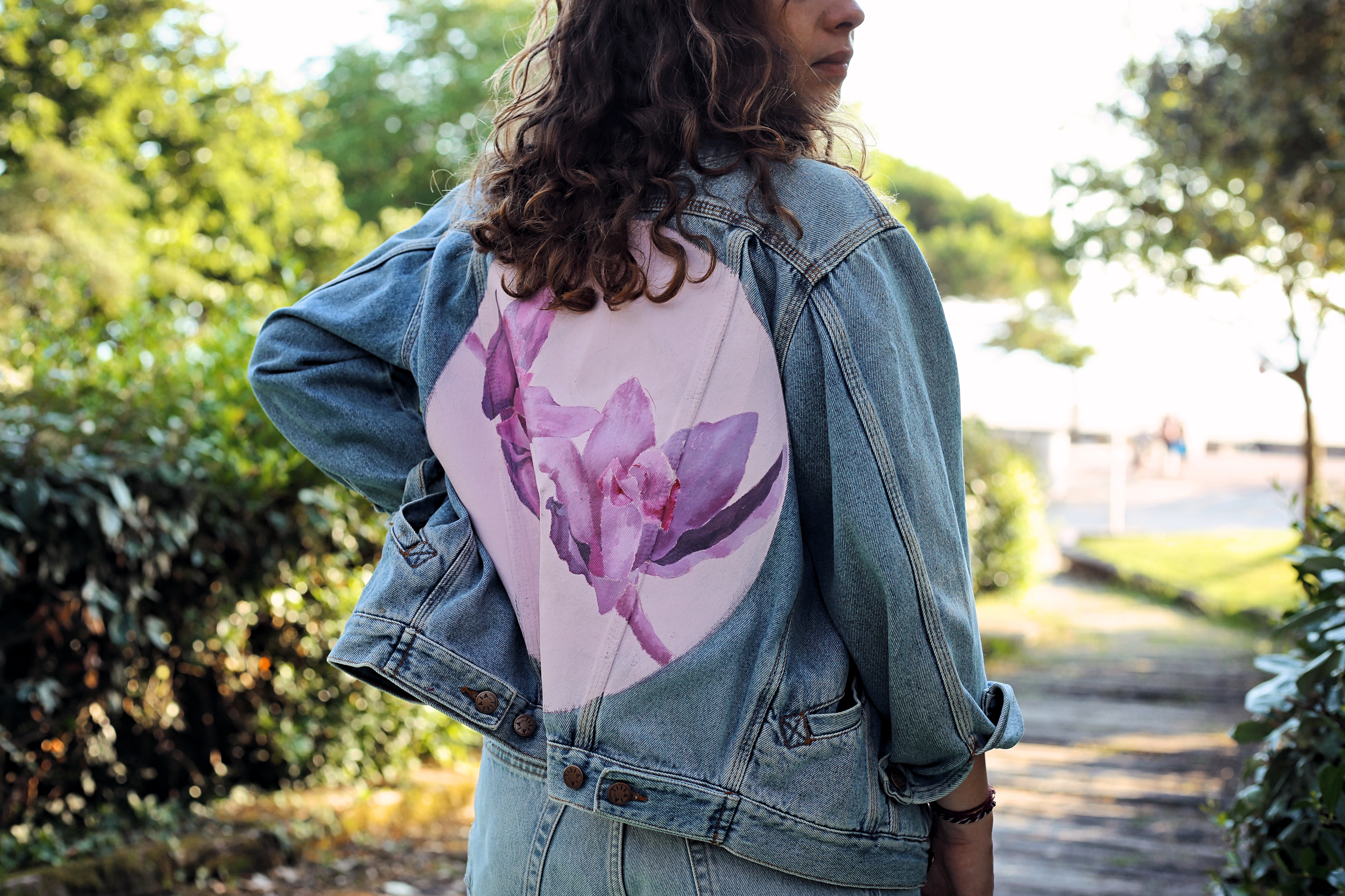 Veste en jean VINTAGE - Floral (Peint à la main)