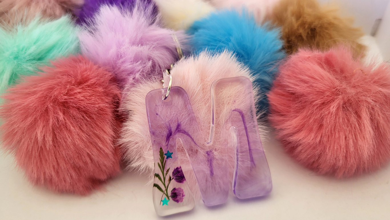 Llavero Flores Silvestres, con acesorio y bolsita regalo. 