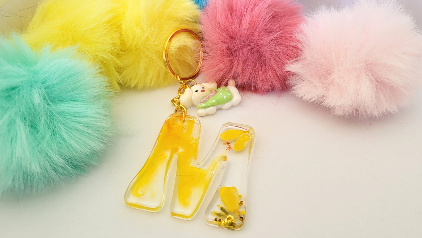 Llavero Flores Silvestres, con acesorio y bolsita regalo.