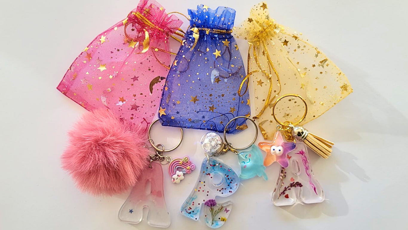 Pack regalo de 3 llaveros artesanales con 2 accesorios y bolsitas.