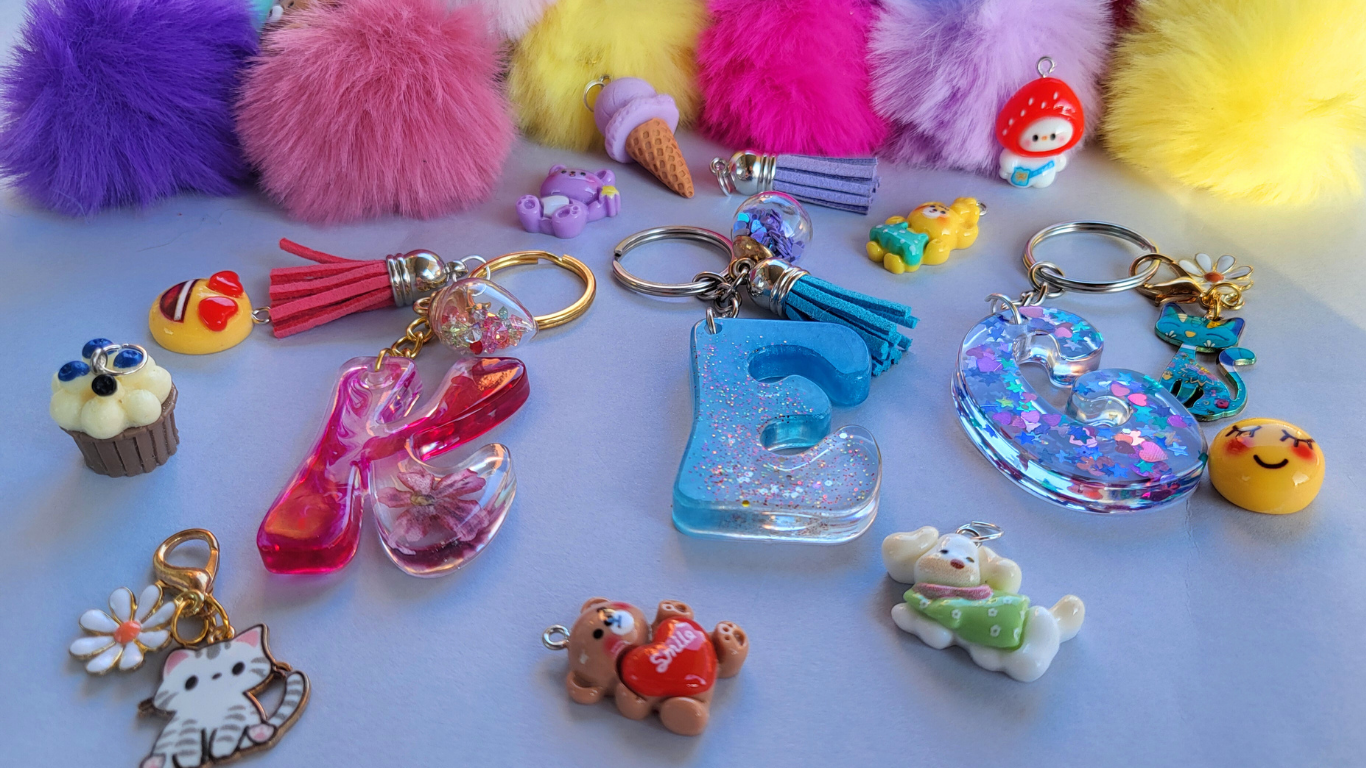 Pack regalo de 3 llaveros artesanales con 2 accesorios y bolsitas.