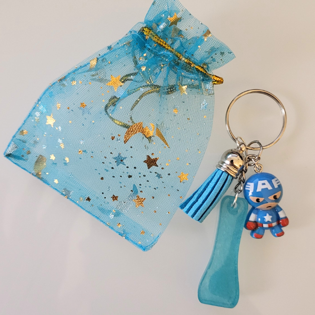 Llavero de letra con colores y purpurina; con 2 acesorios y bolsita regalo. 