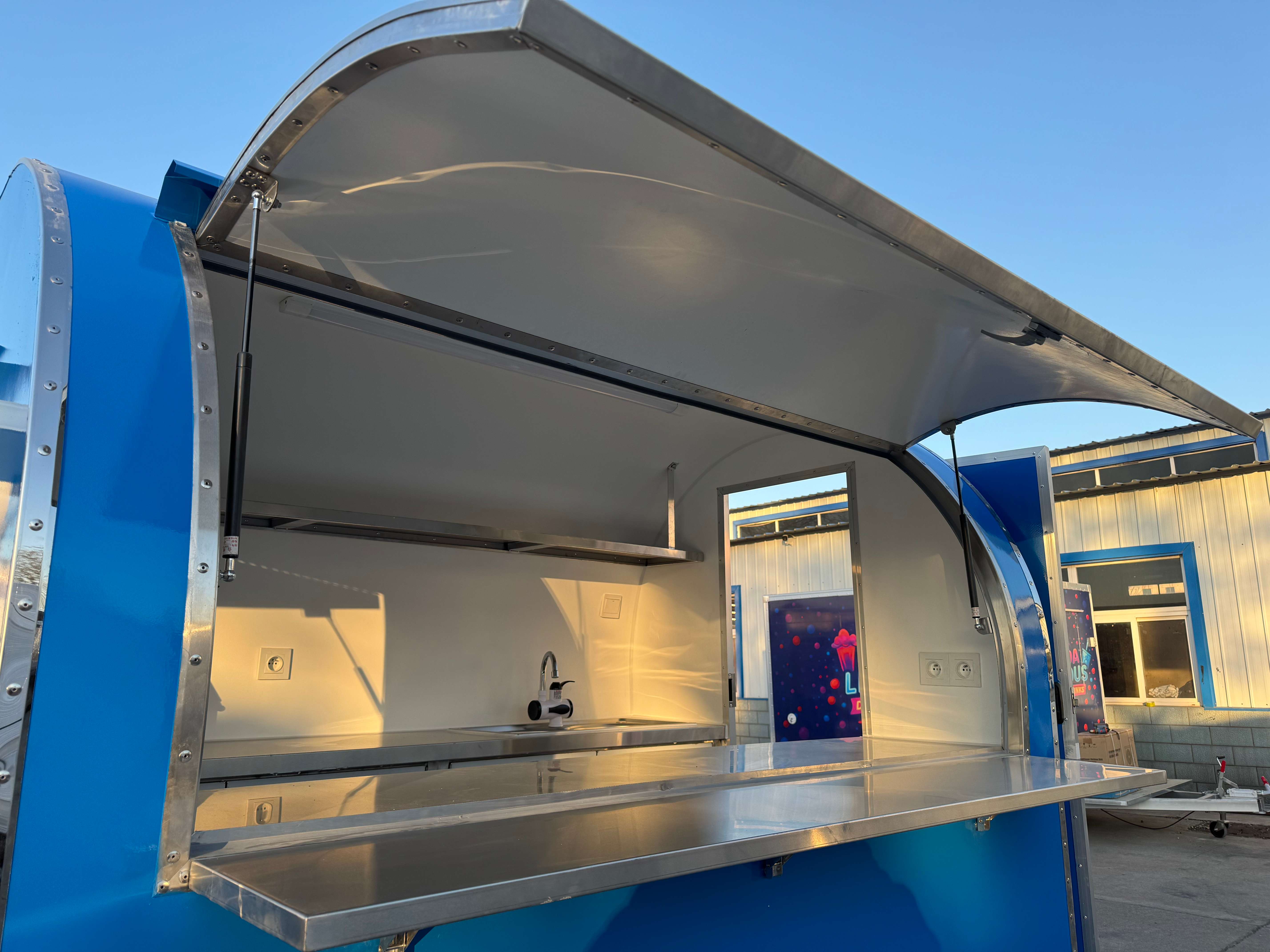 Foodtrailer TF-DR Nouvelle Génération 220x160 Bleu ciel Frigo/congel
