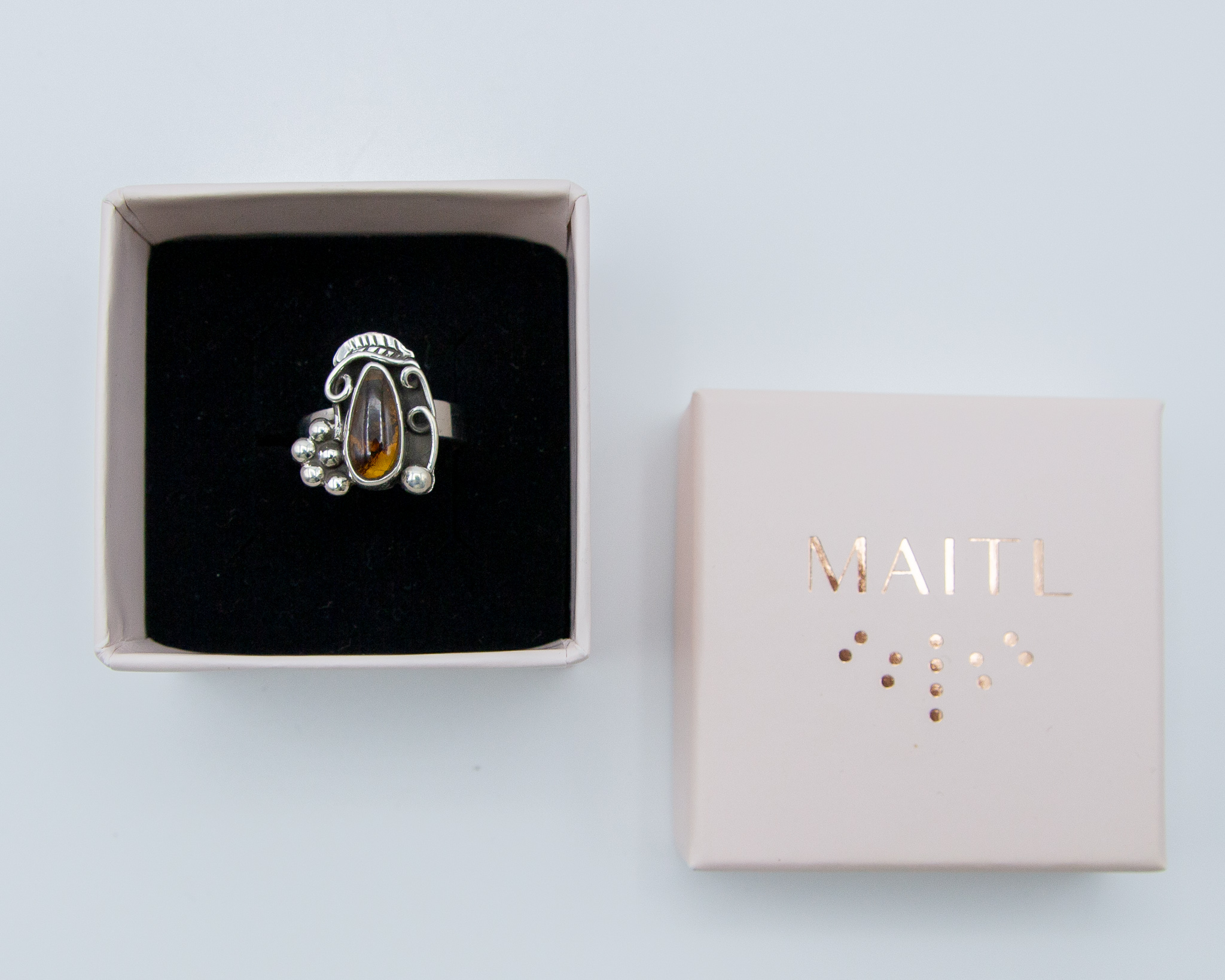 Anillo de plata con ambar