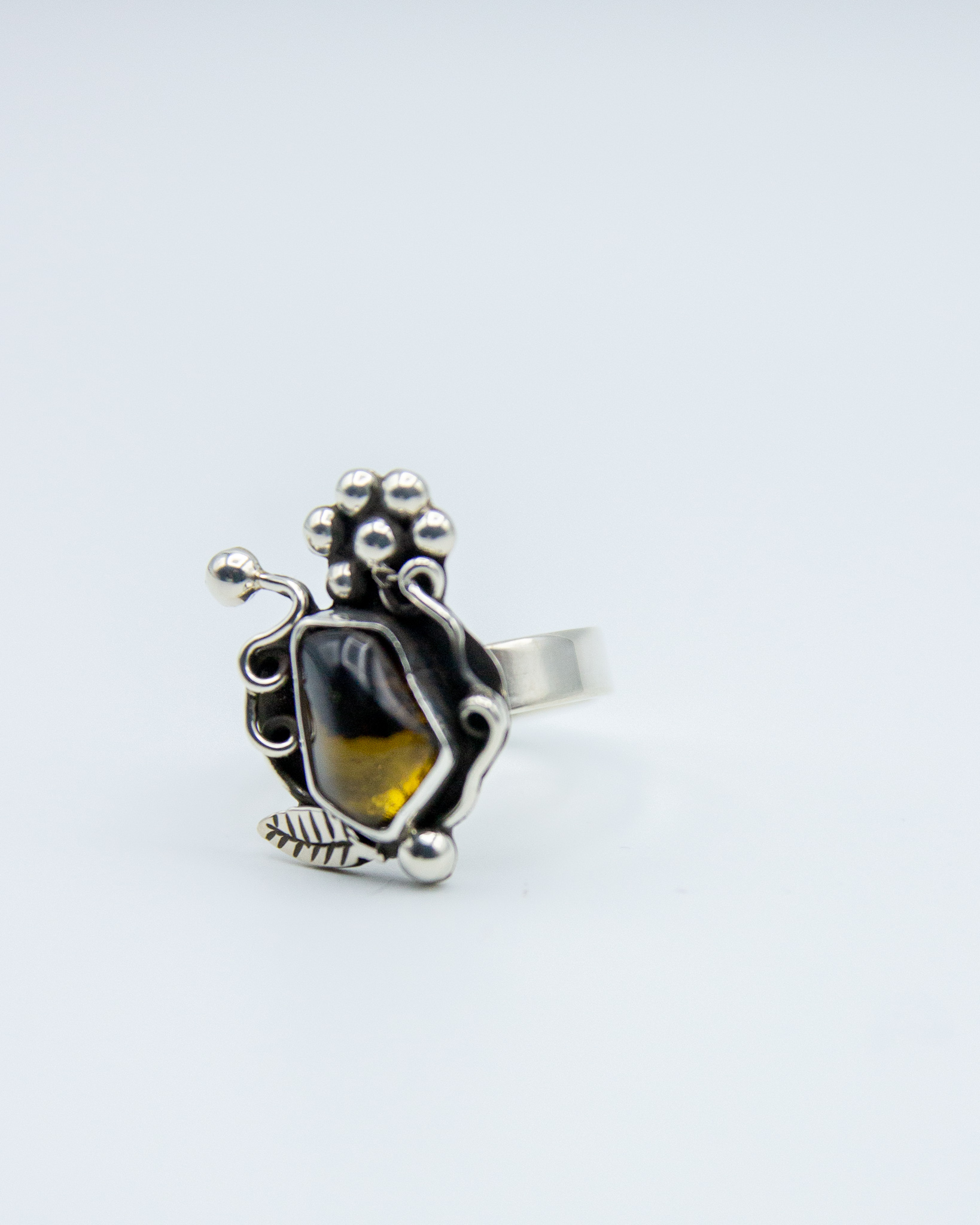 Anillo de plata con ambar
