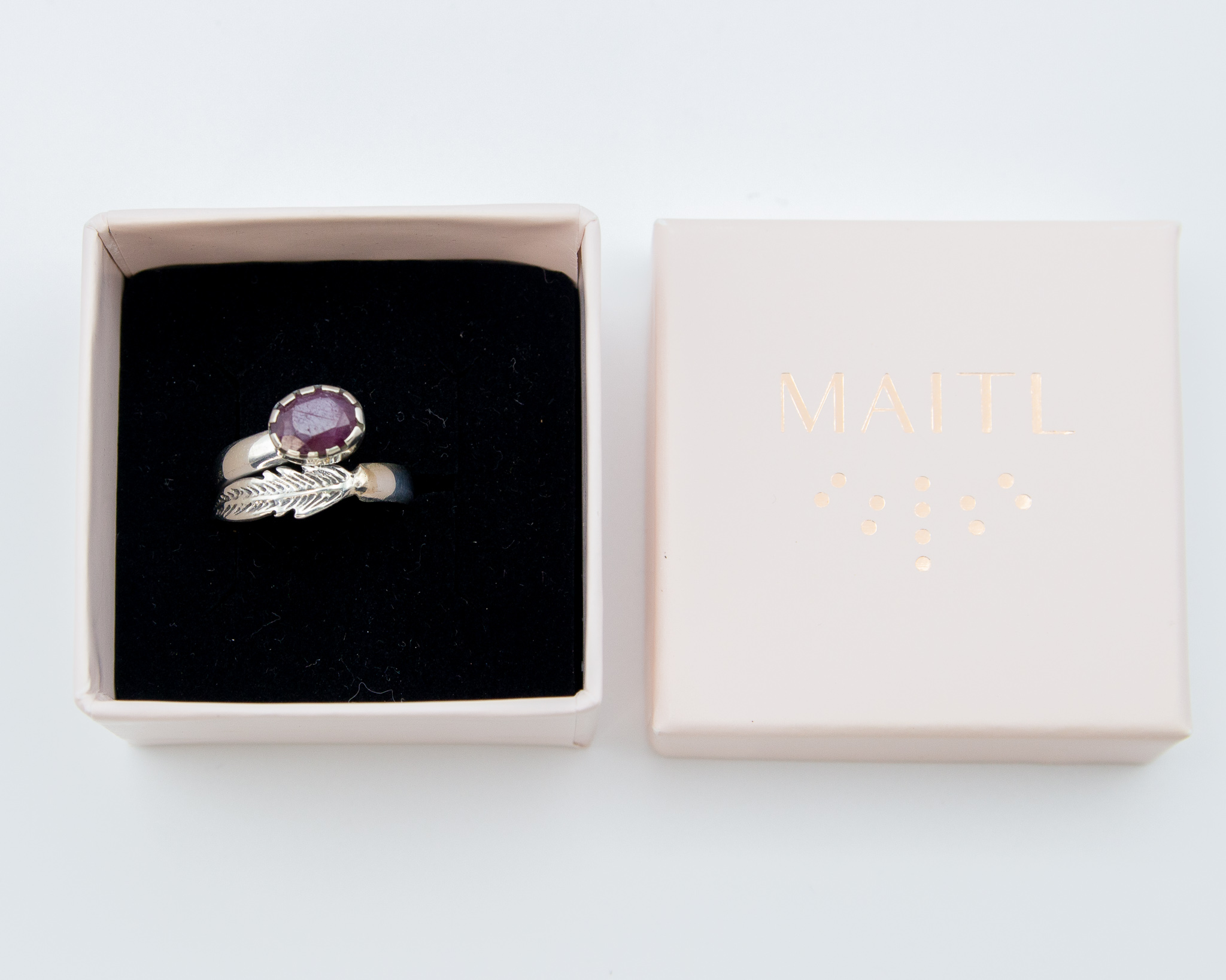 Anillo de plata con rubí