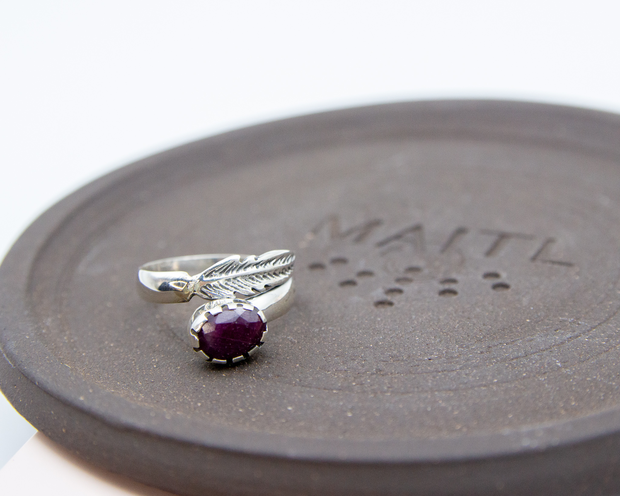 Anillo de plata con rubí