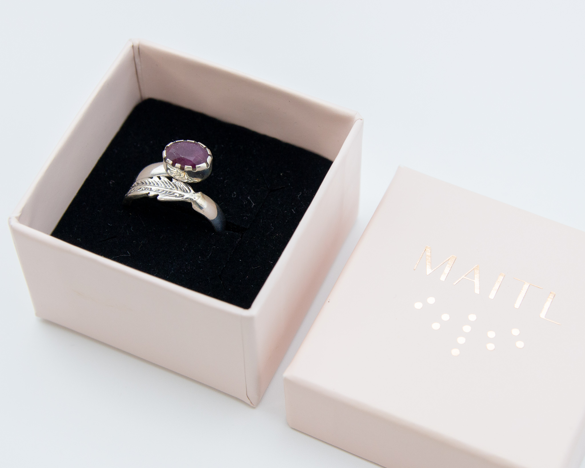 Anillo de plata con rubí