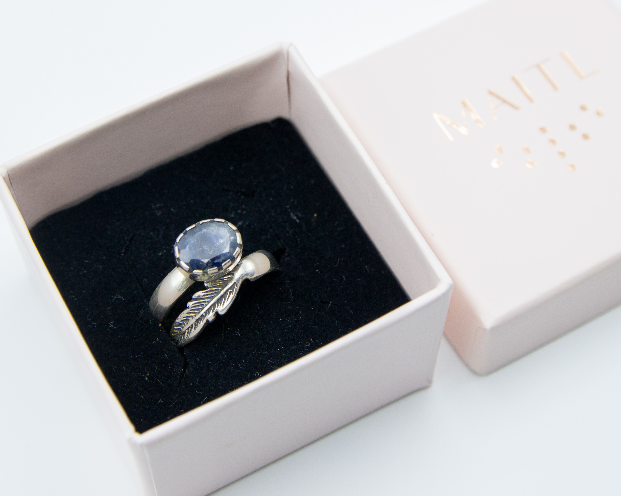 Anillo de plata con iolita