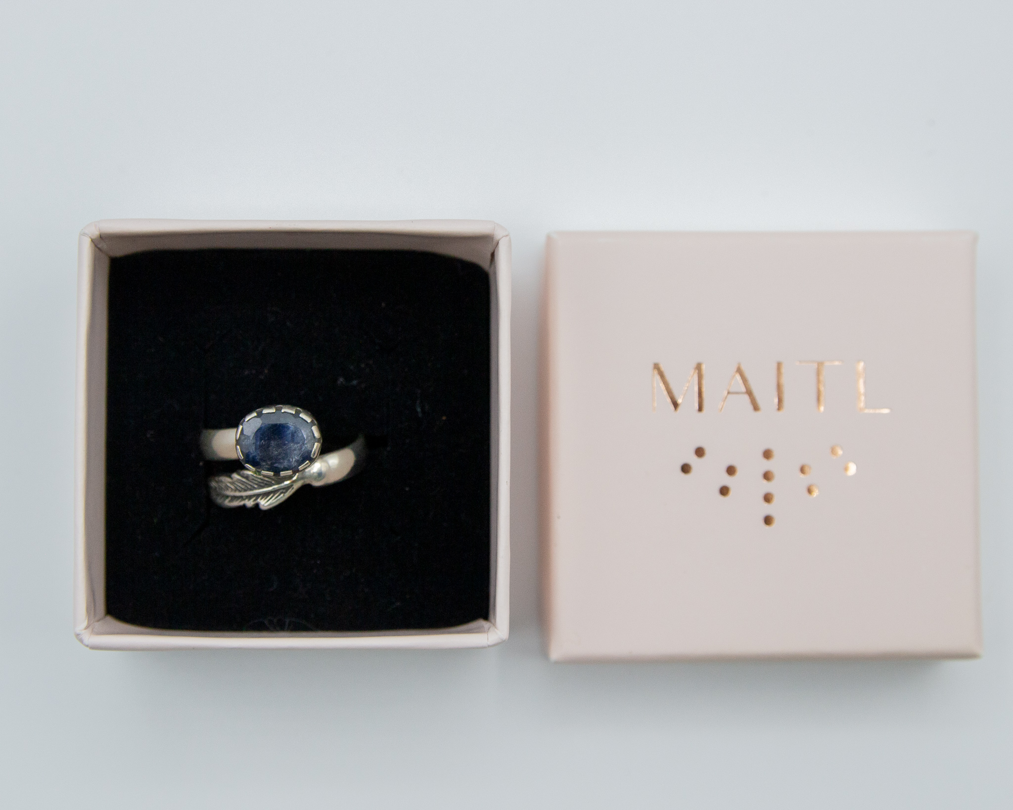 Anillo de plata con iolita