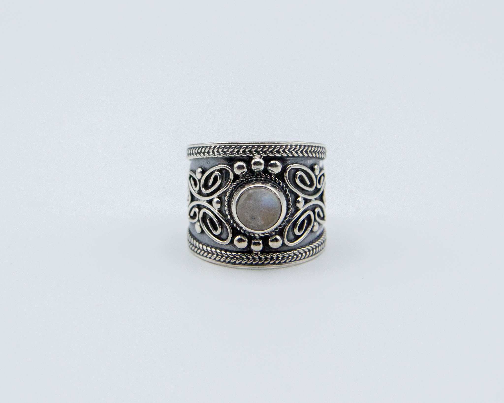 Anillo de plata con piedra luna