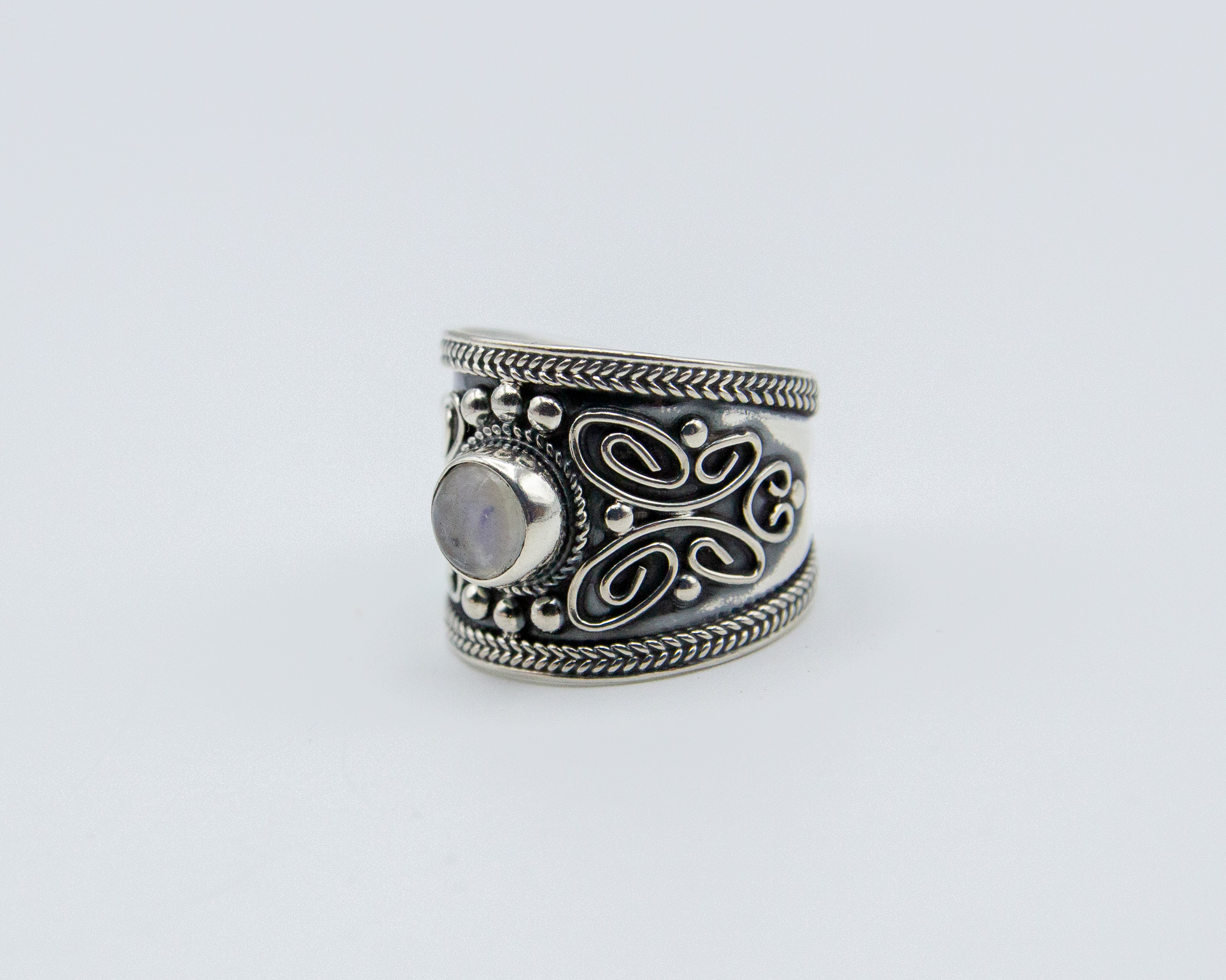 Anillo de plata con piedra luna