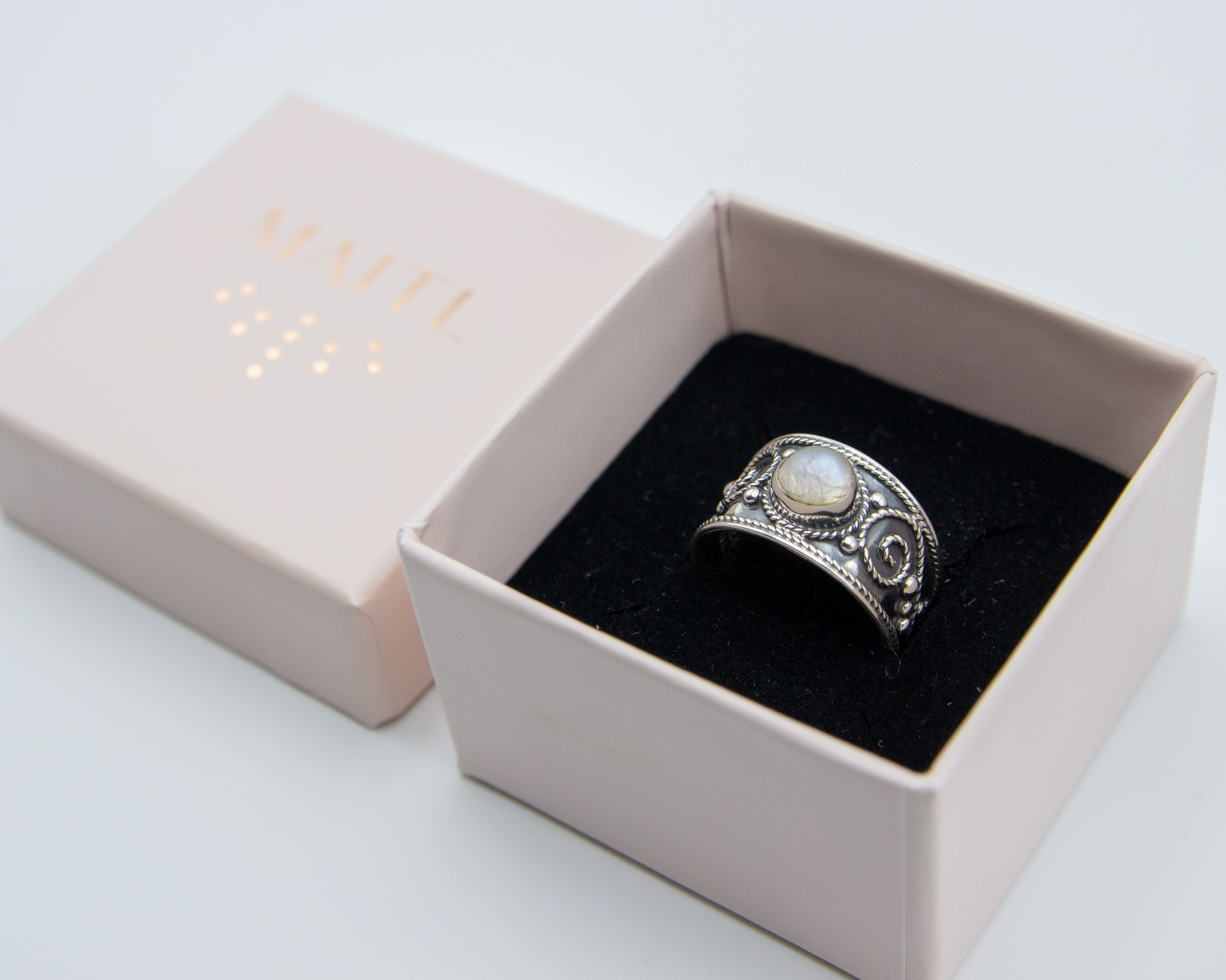 Anillo de plata con piedra luna