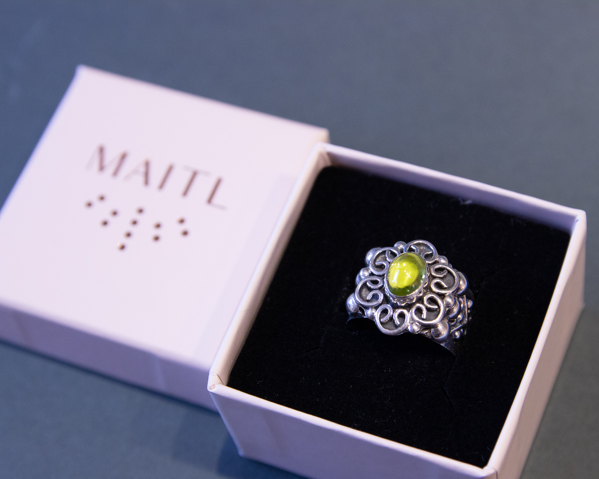 Anillo de plata con peridoto