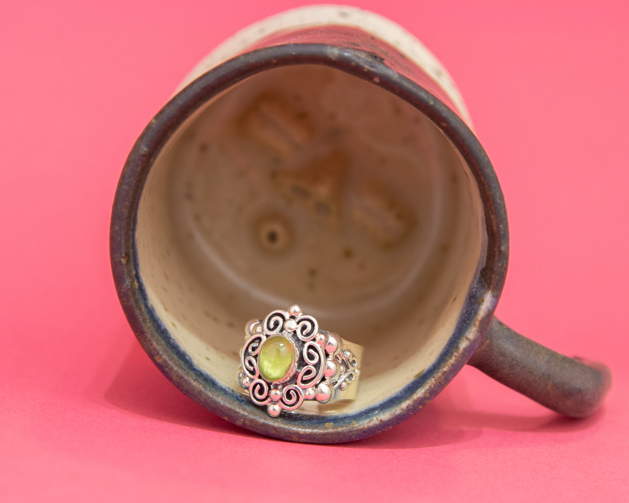 Anillo de plata con peridoto