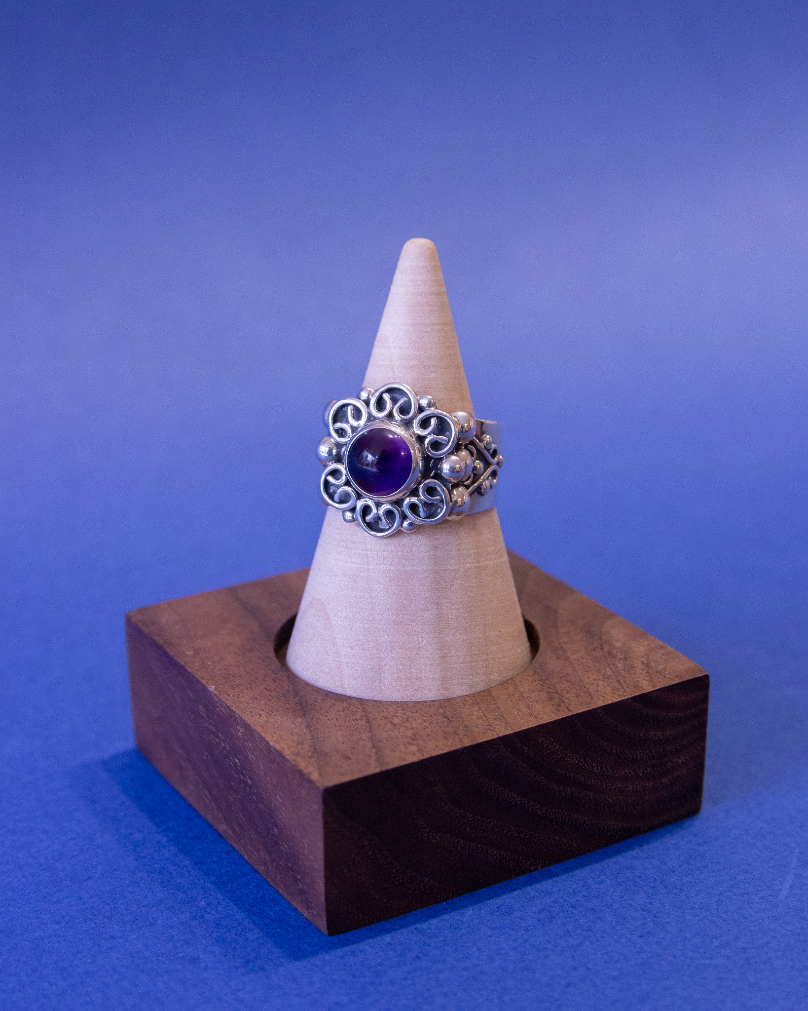 Anillo de plata con cuarzo amatista