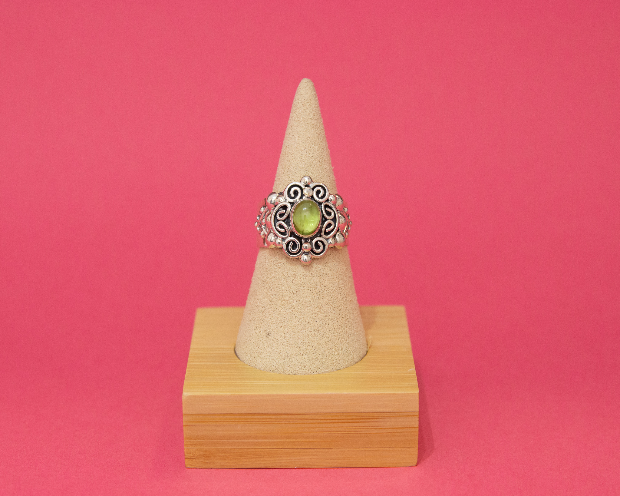 Anillo de plata con peridoto