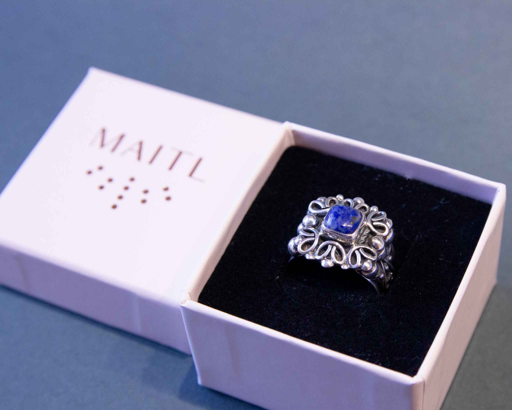 Anillo de plata con lapislázuli