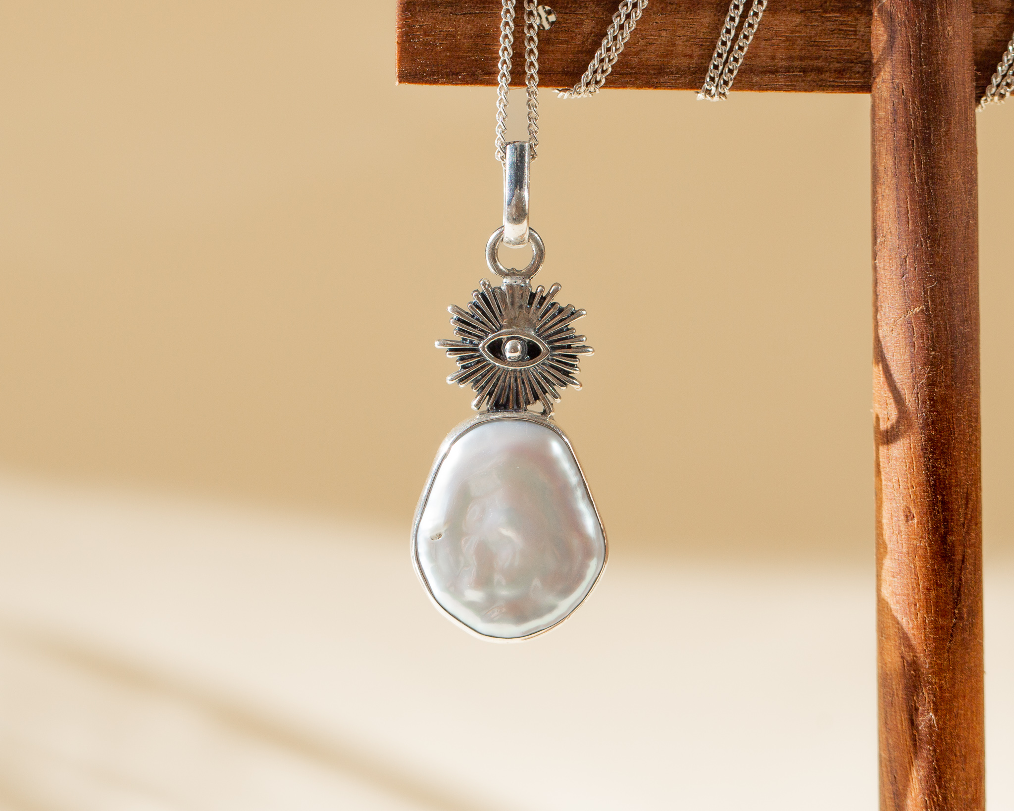 Colgante de plata con madreperla