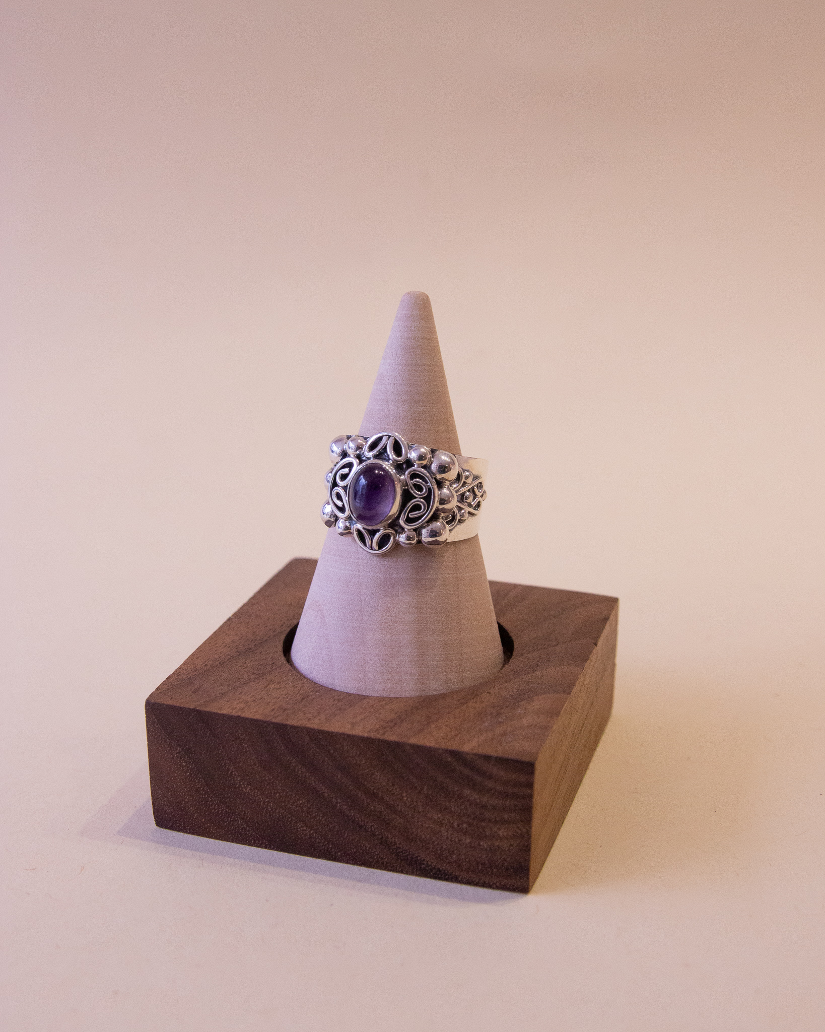Anillo de plata con cuarzo amatista