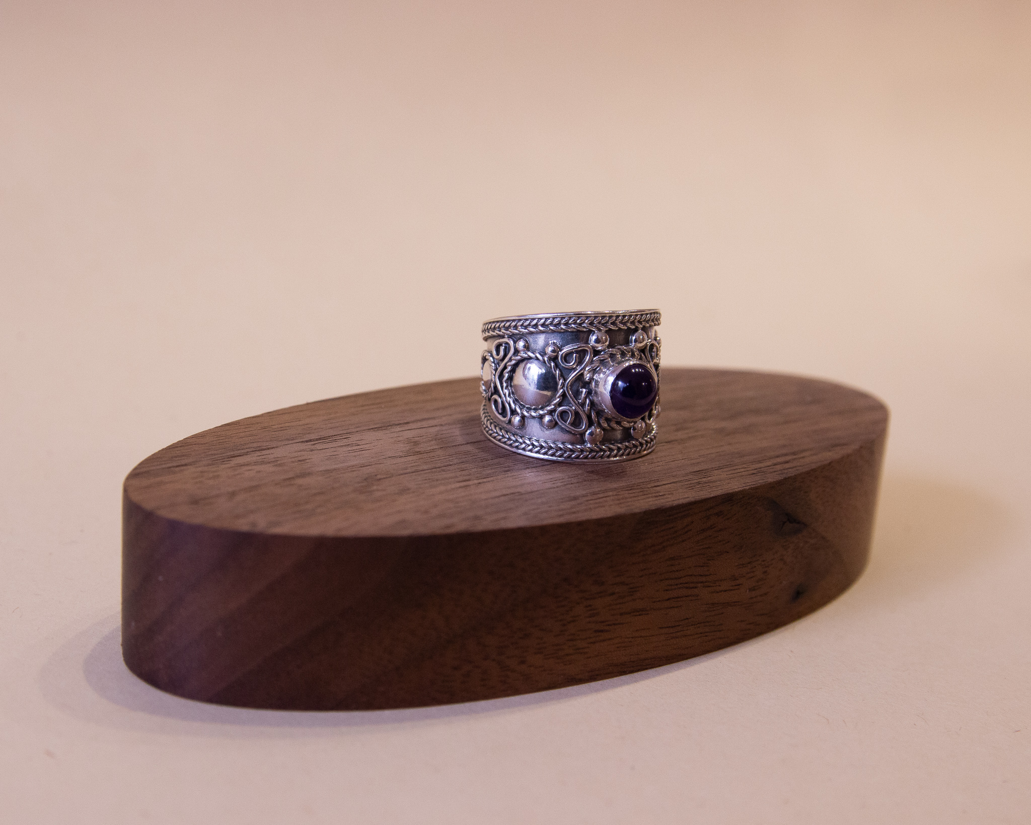 Anillo de plata con cuarzo amatista