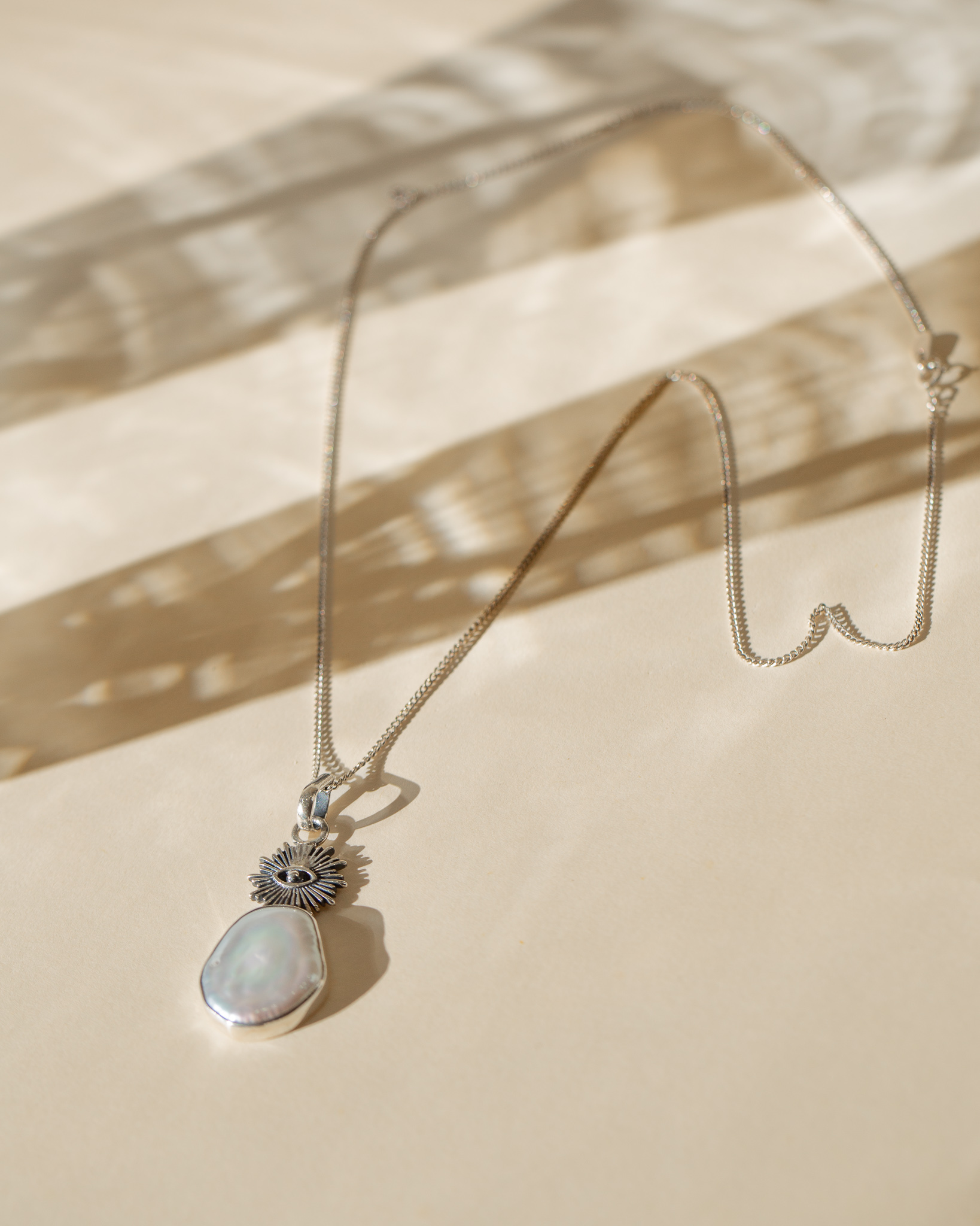 Colgante de plata con madreperla