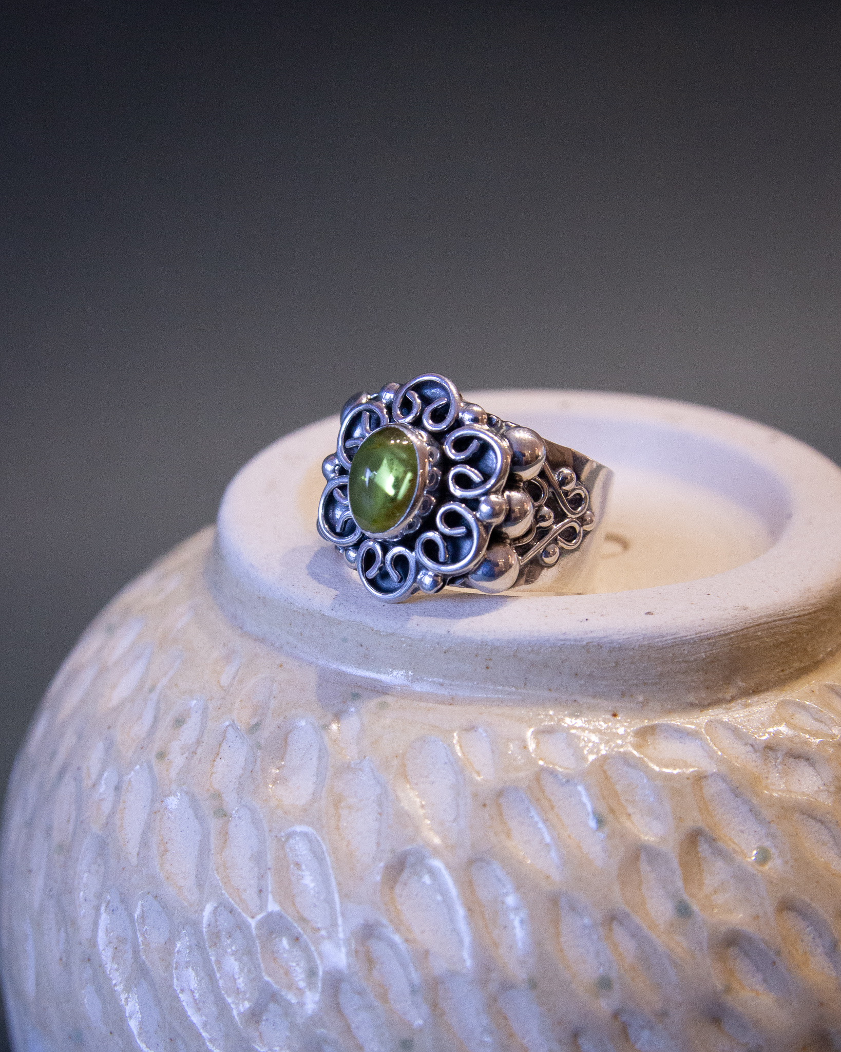 Anillo de plata con peridoto